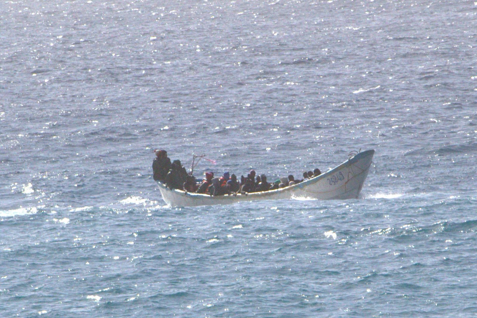 Una barca con inmigrantes en el mar