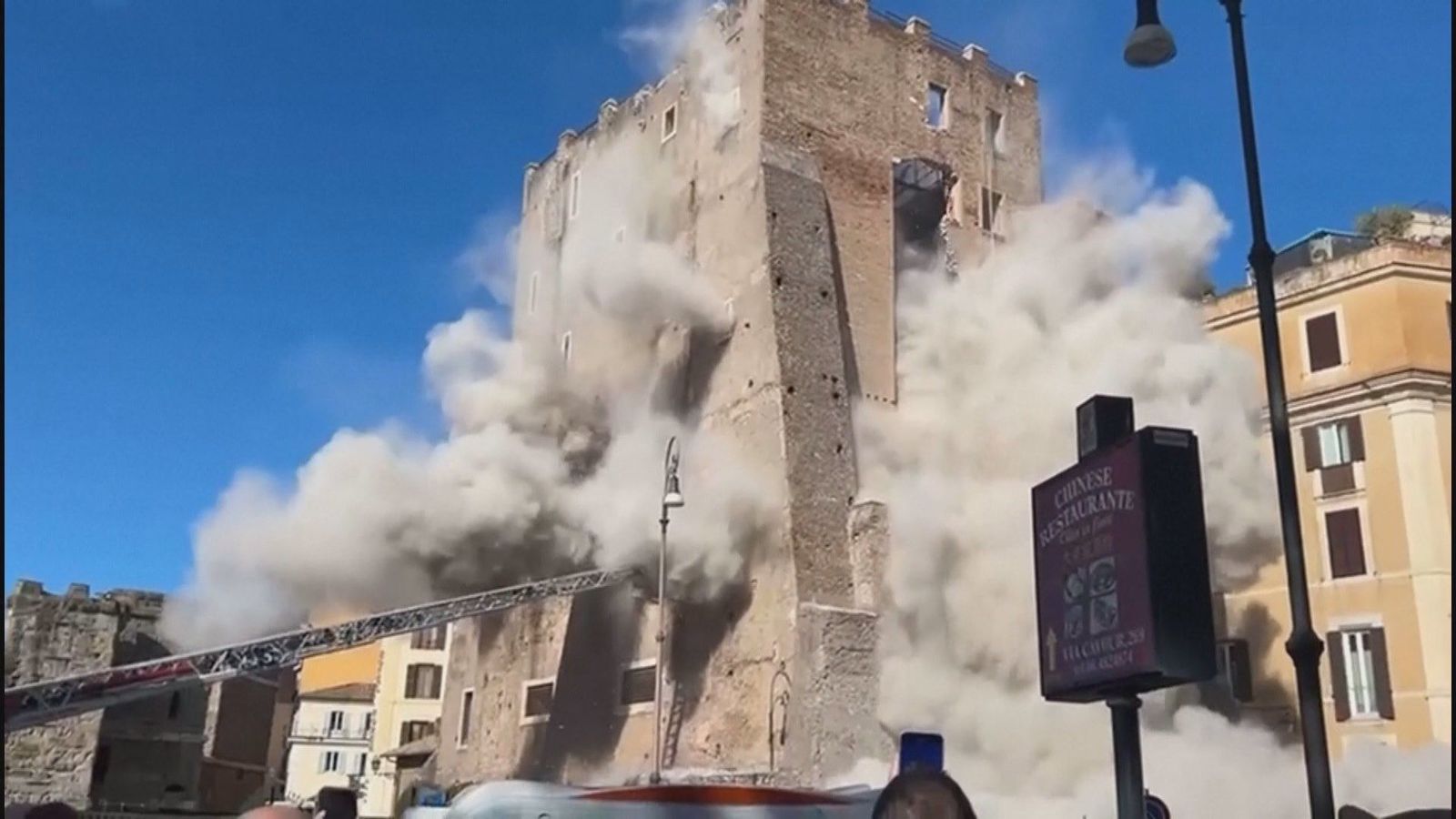 Una persona atrapada por el derrumbe de una torre medieval en Roma