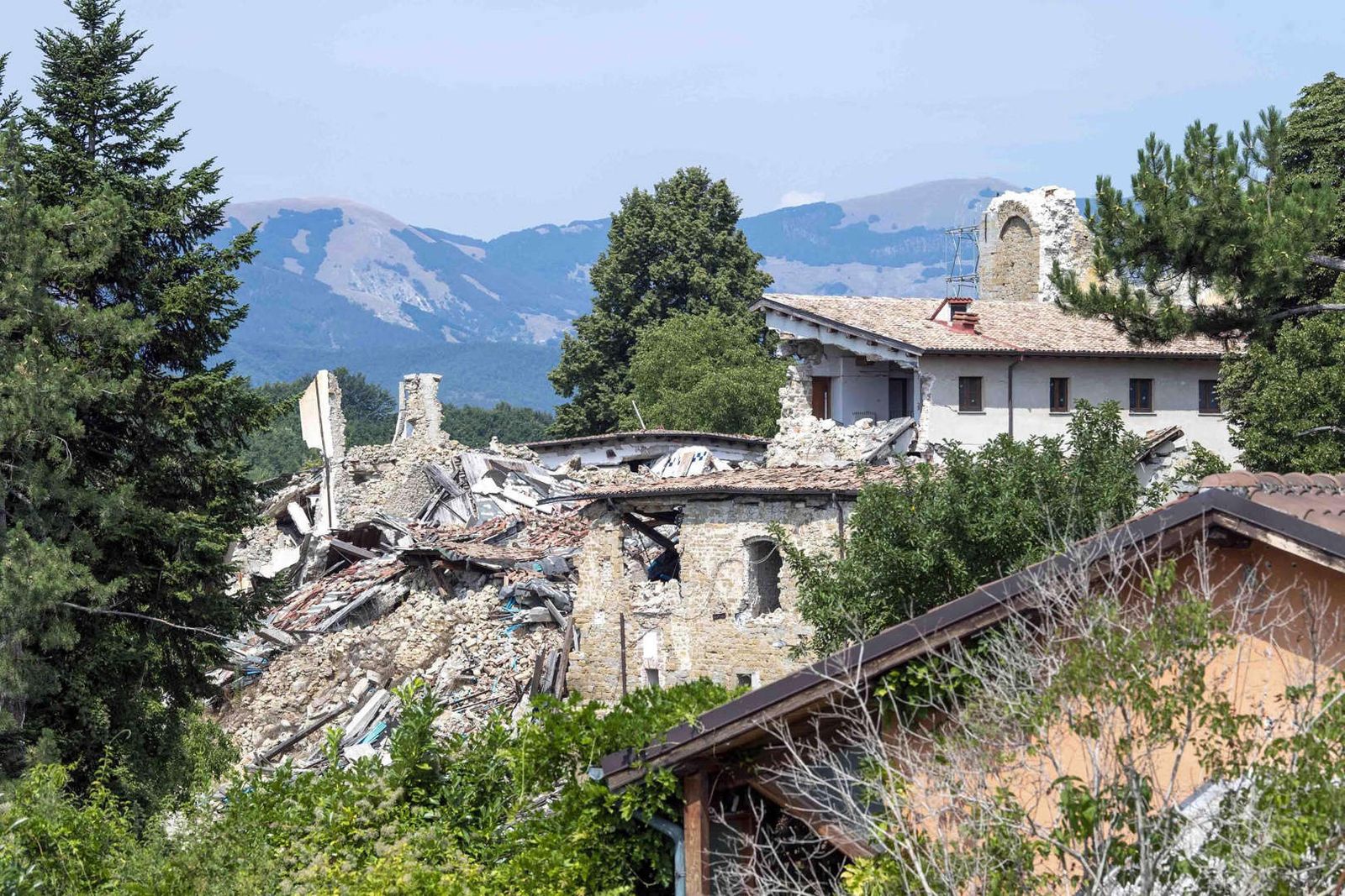 Imagen de archivo de una casa con el tejado hundido