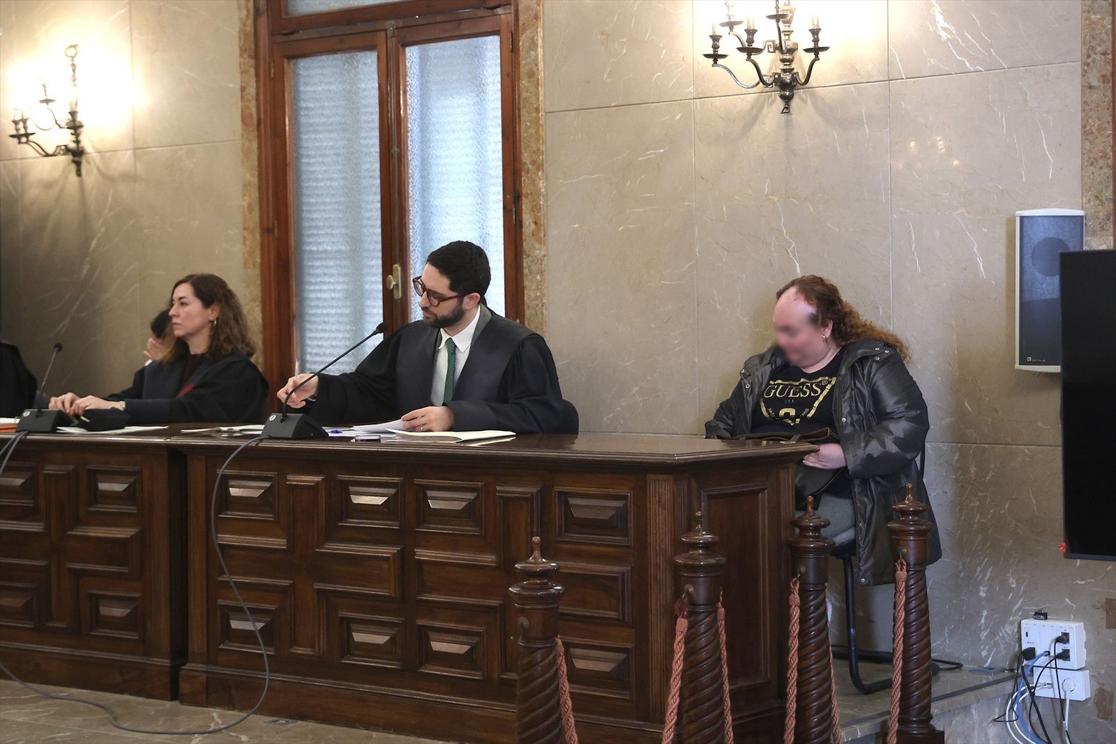 La principal acusada por tirar a su bebé a la basura en Mallorca, junto a su abogado