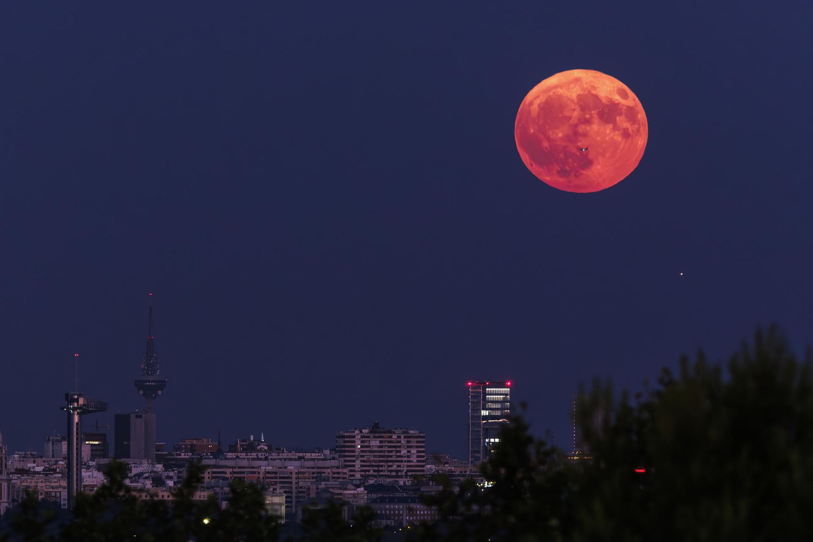 La superluna del esturión sobre Madrid
