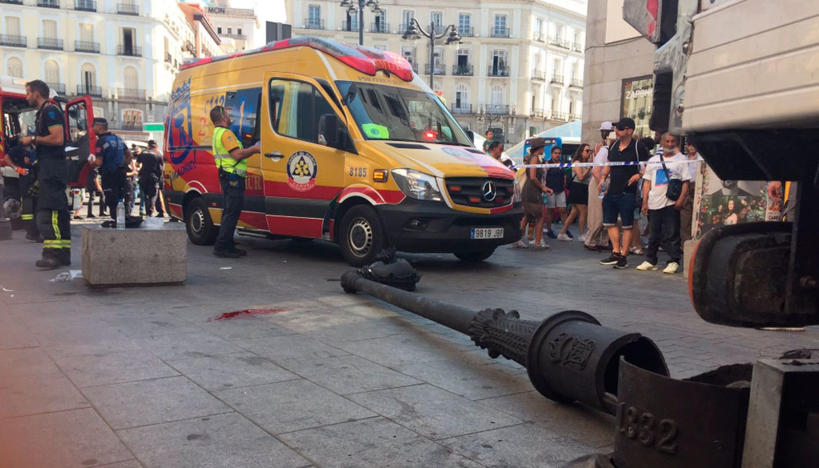 Herida grave una mujer de 60 años  tras caerle encima una farola en la Puerta del Sol