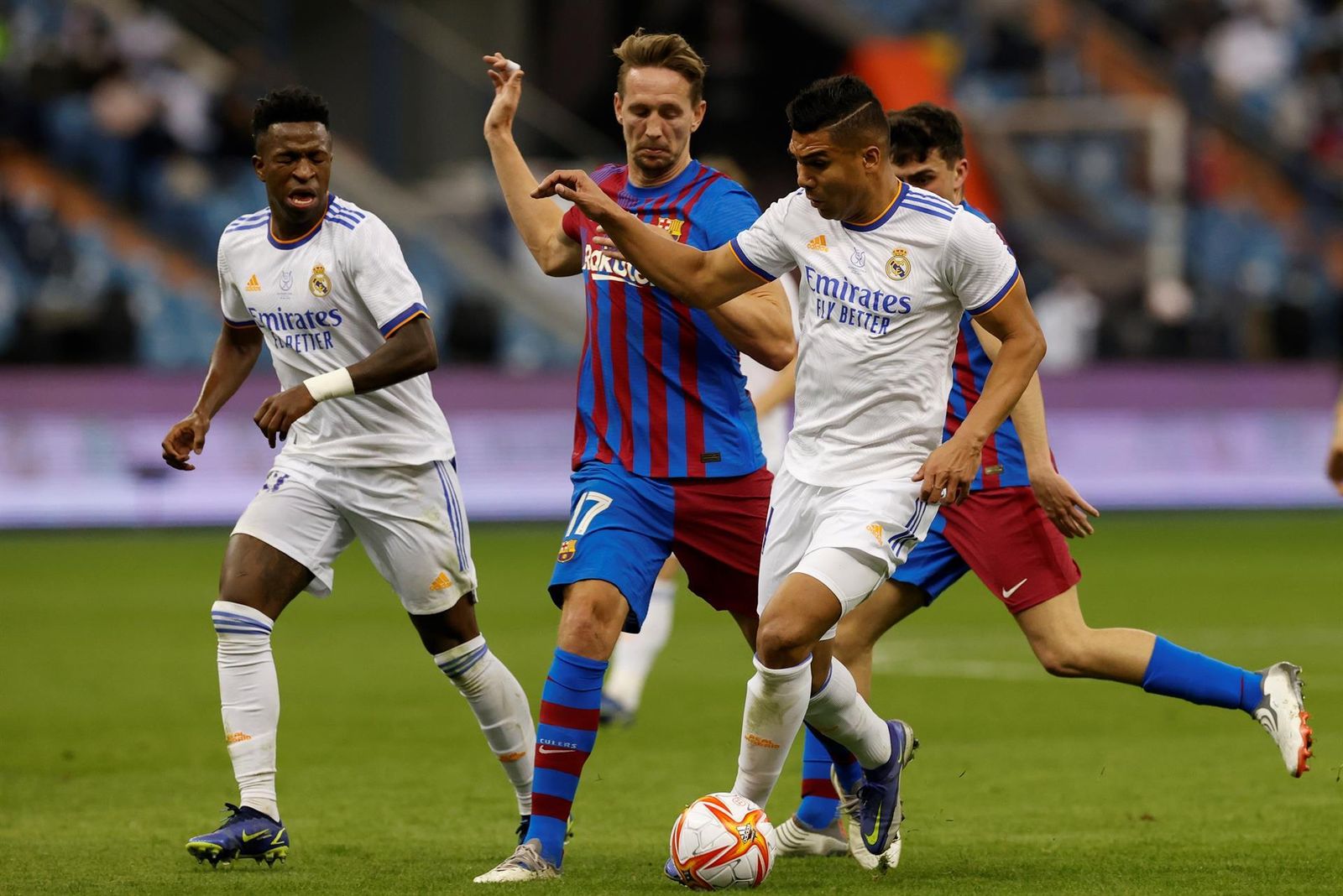 Casemiro ante el Barcelona