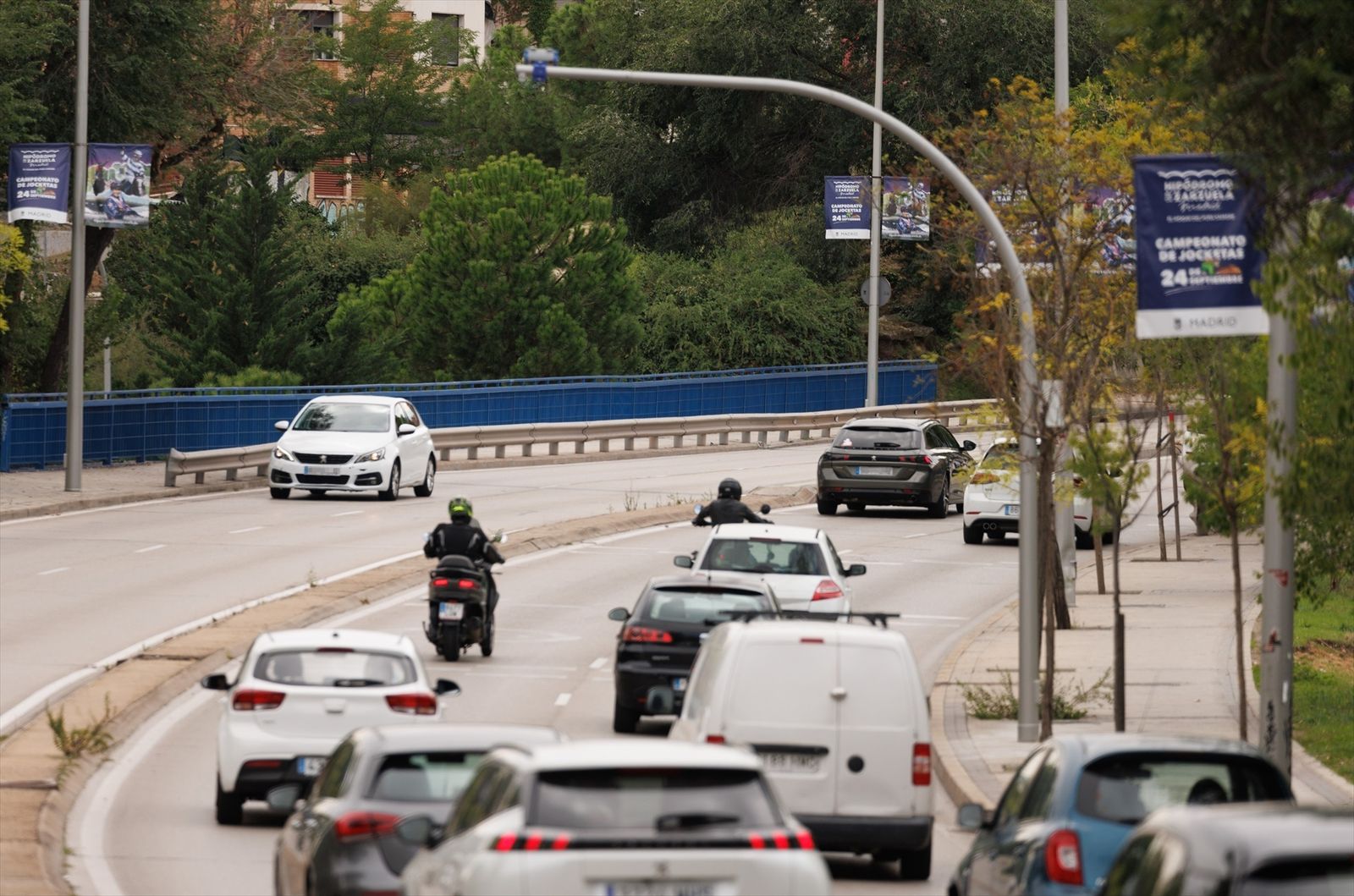 Coches circulan  en la calle Sinesio Delgado, a 15 de septiembre de 2023, en Madrid (España)