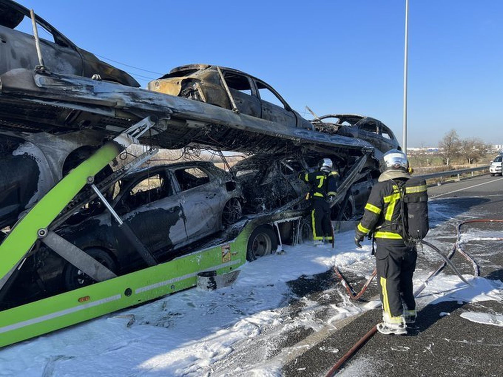 Incendio de un camión porta coches en la M-45