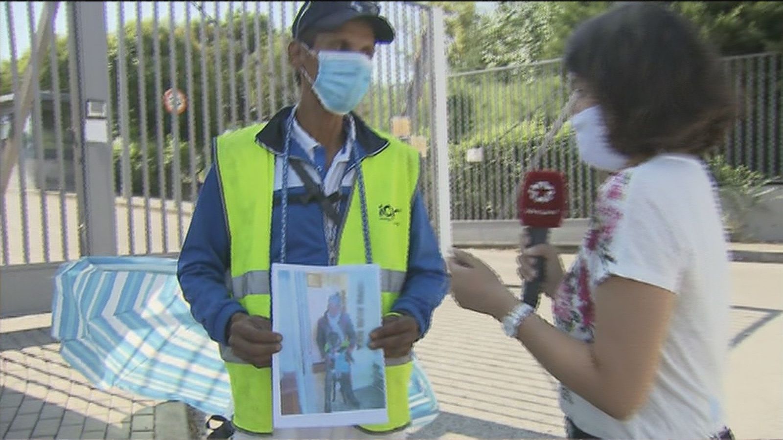 Duerme a las puertas de una perrera para recuperar a 'Nico', que se perdió y fue recogido allí