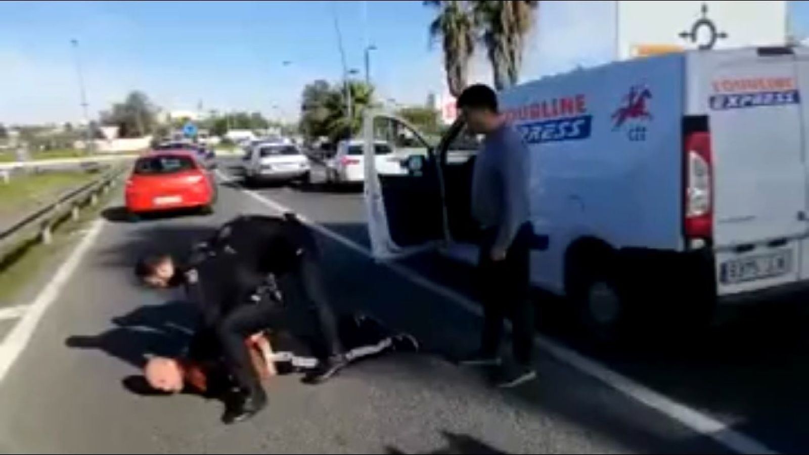 El vídeo viral de la detención de un ladrón de una furgoneta en Sevilla