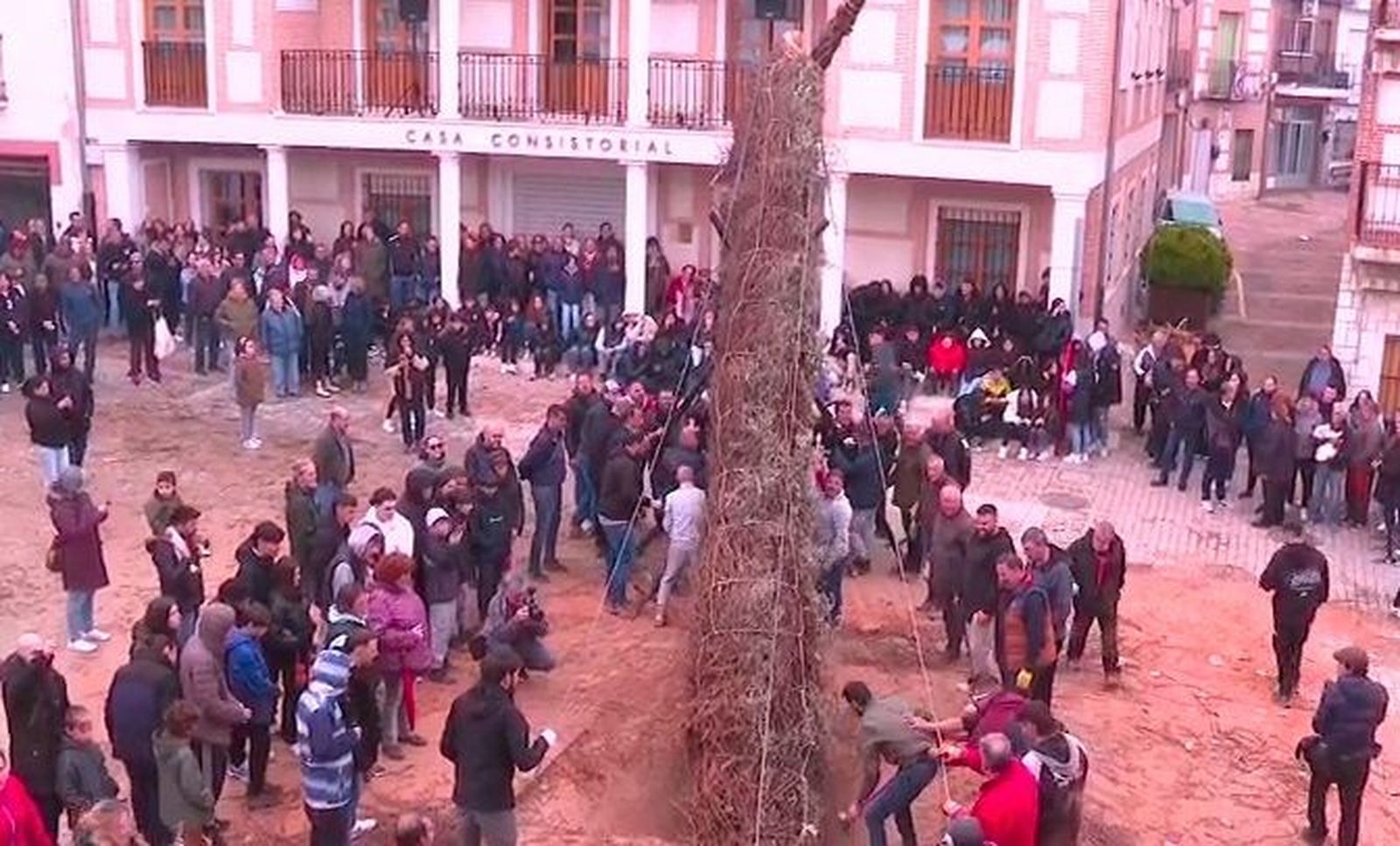 Tielmes celebra la tradicional 'Quema de Judas' para cerrar La Semana Santa