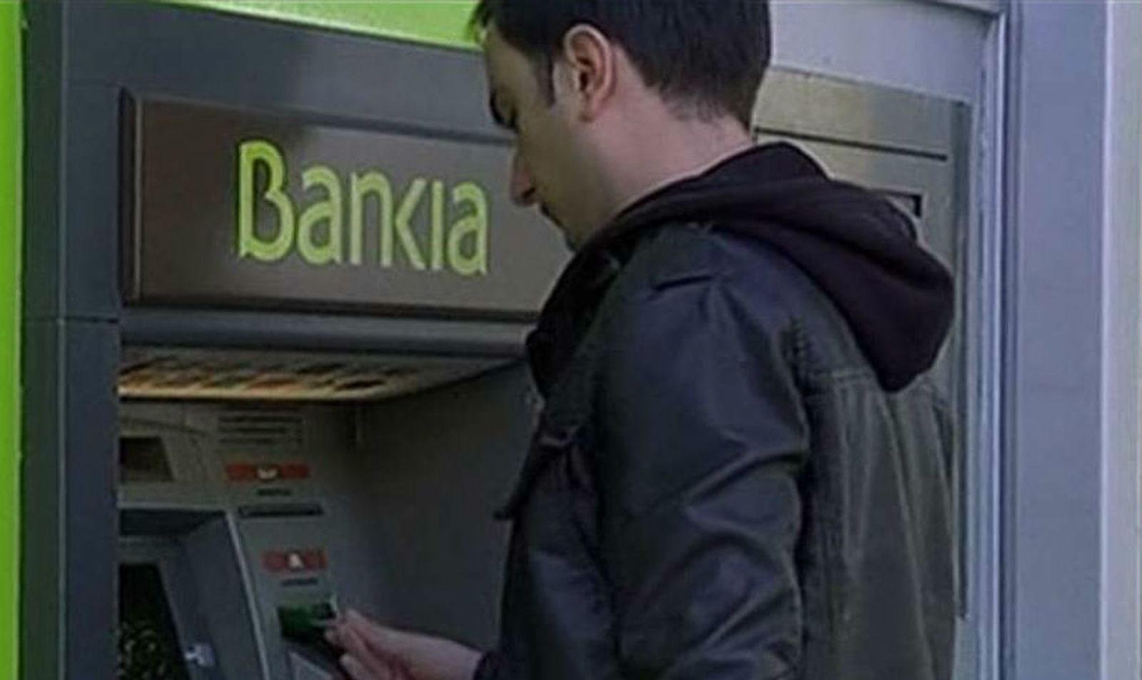 Carmena introduce una tasa para los cajeros automáticos situados en la calle