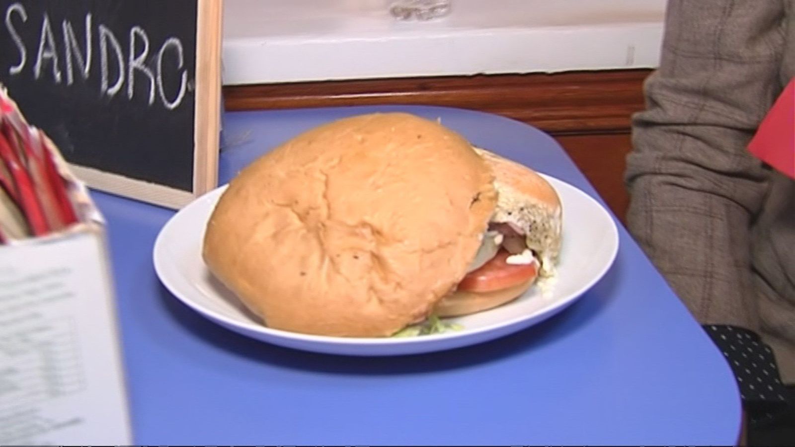 Las hamburguesas y perritos calientes más grandes de Madrid, en La Elipa