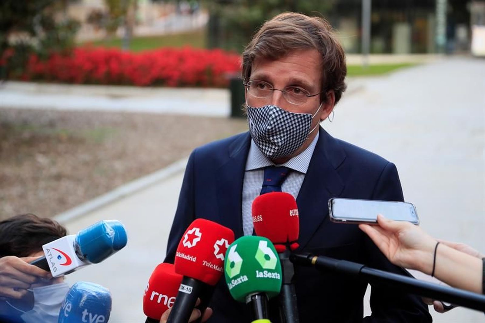 Almeida pide a los madrileños "reducir la movilidad a lo necesario" en el puente a pesar de la decisión judicial