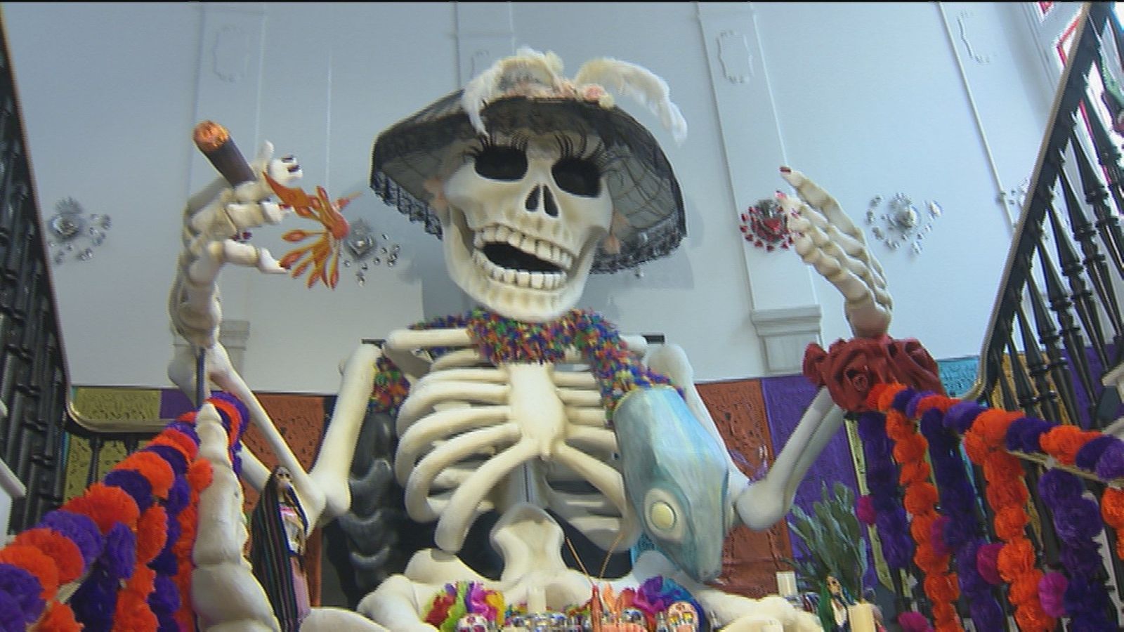 Casa de México celebra el Día de Muertos con una catrina gigante y un 'MEGA altar'