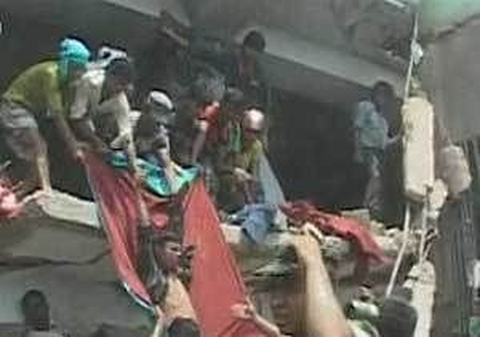 El derrumbe de un edificio de fábricas textiles causa 110 muertos en Bangladesh