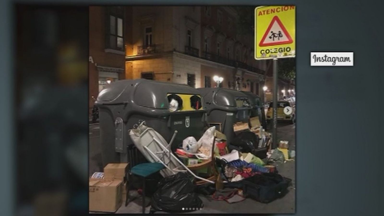 Basura acumulada en una de las calles del barrio