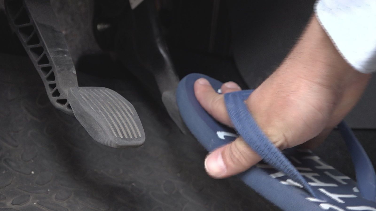 Peligro al volante, un 30% de los conductores conduce con chanclas en verano