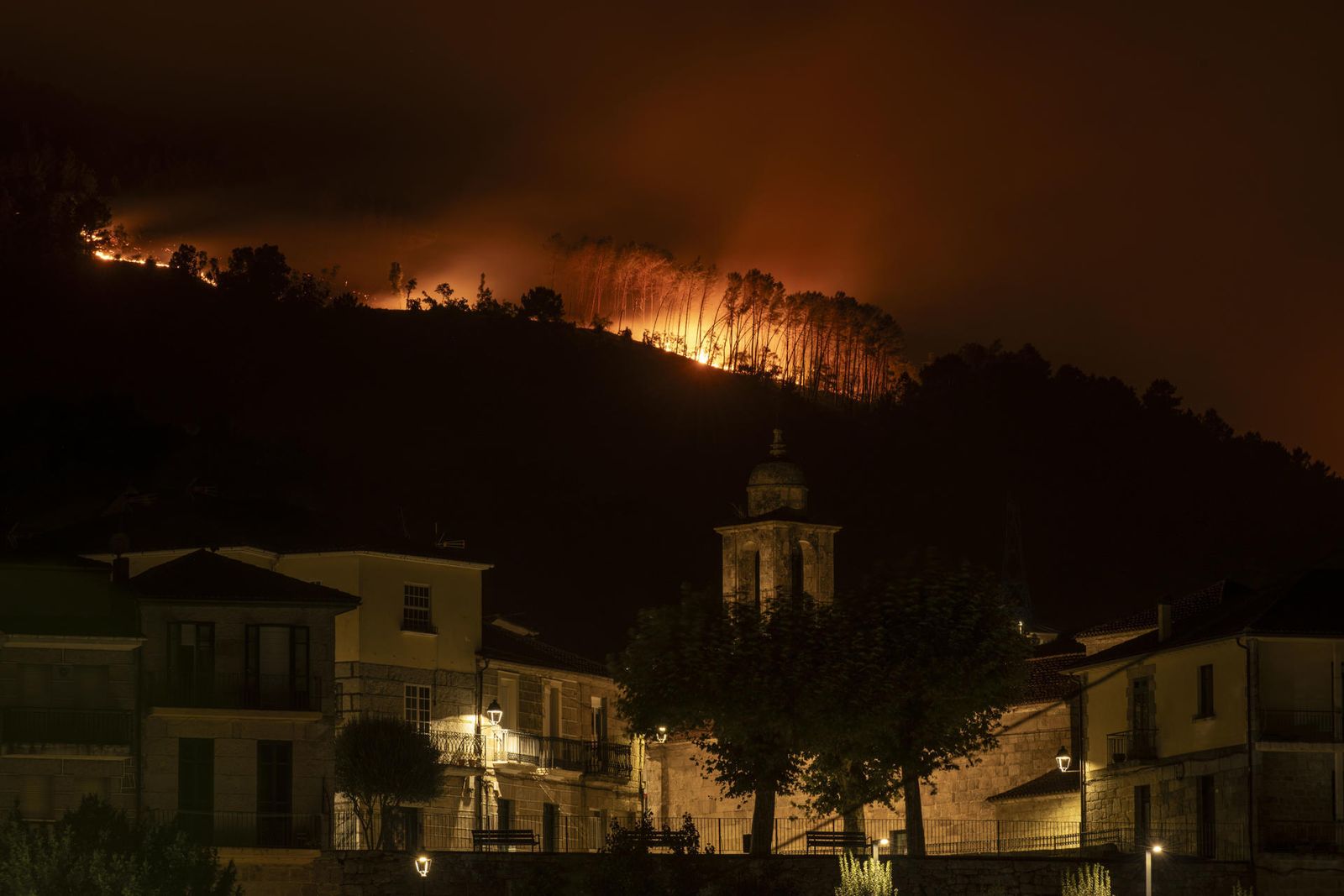 Vista desde Ribadavia (Ourense) del incendio que se inició en la localidad orensana de Carballeda de Avia