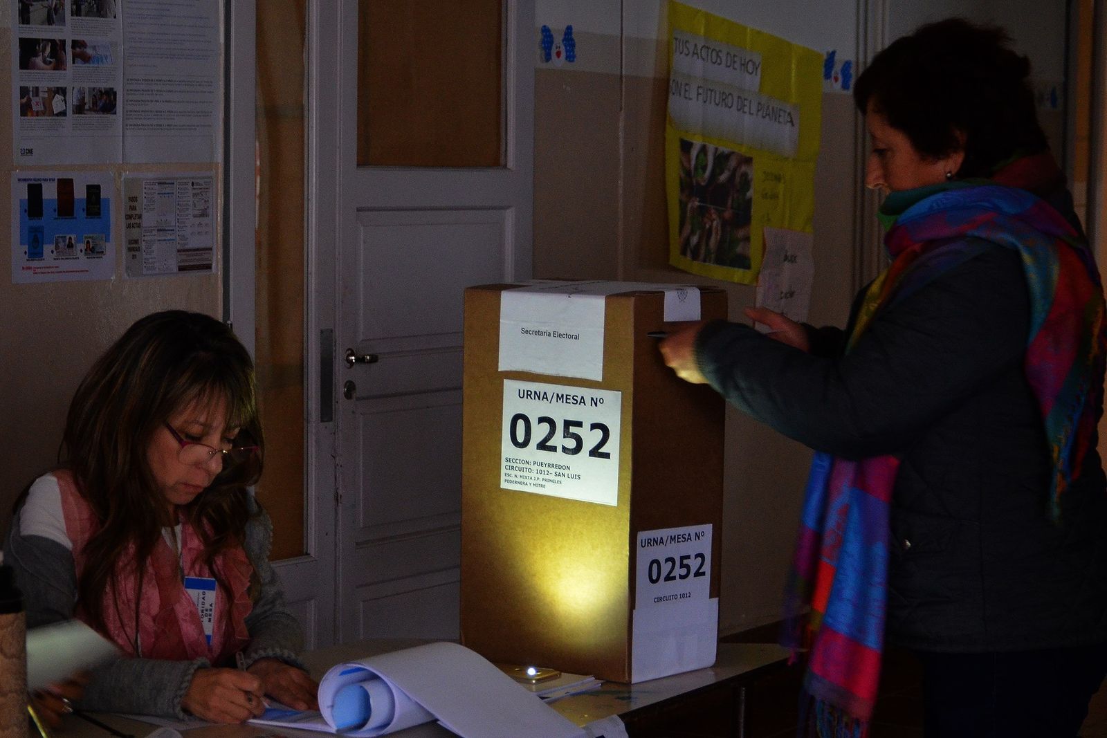 Jurados electorales trabajan sin luz debido a un apagón que afecta a gran parte del país durante una jornada de elecciones este domingo, en San Luis (Argentina)