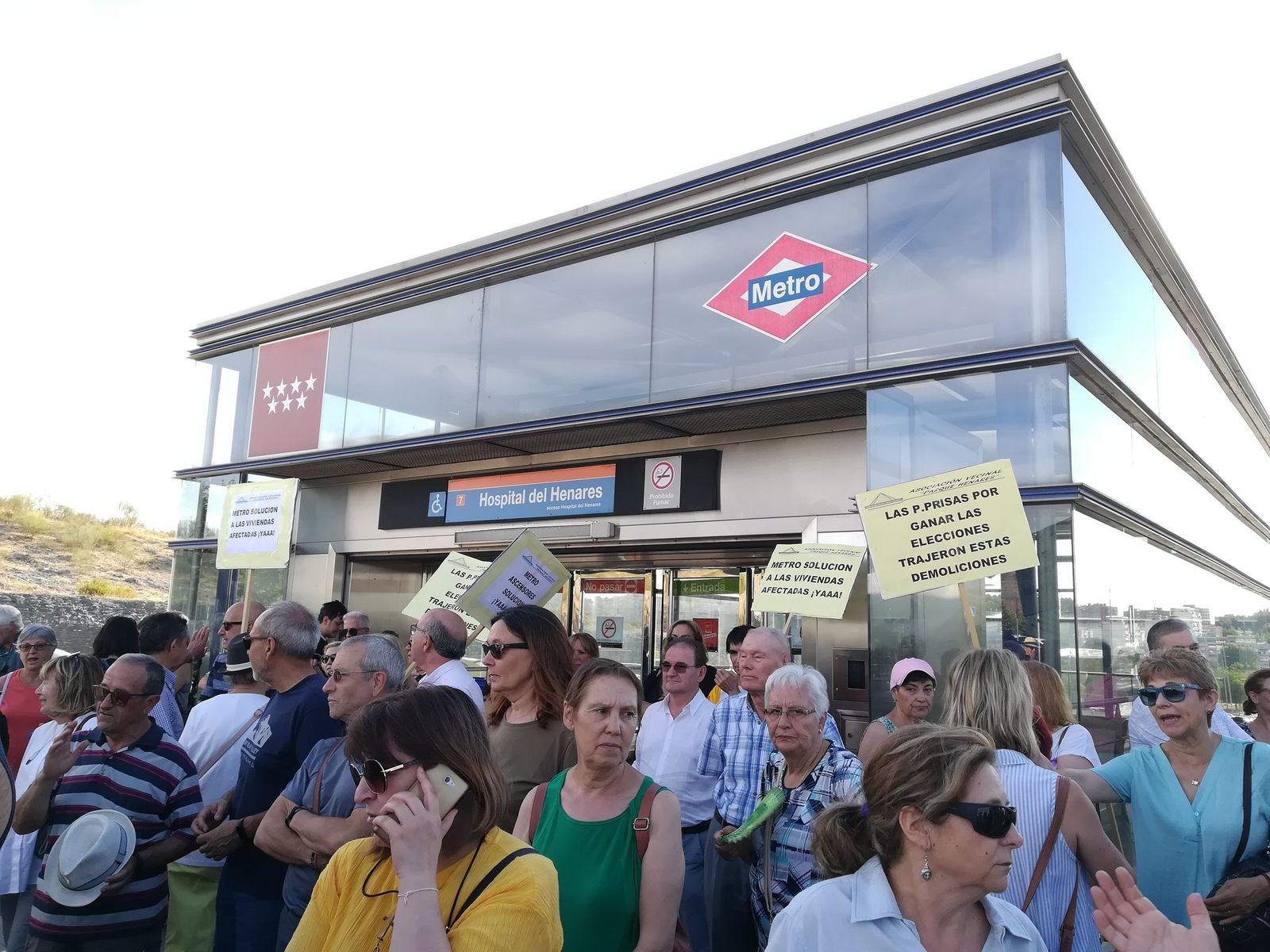 Muchas quejas de los vecinos afectados por el cierre de la estación Hospital del Henares
