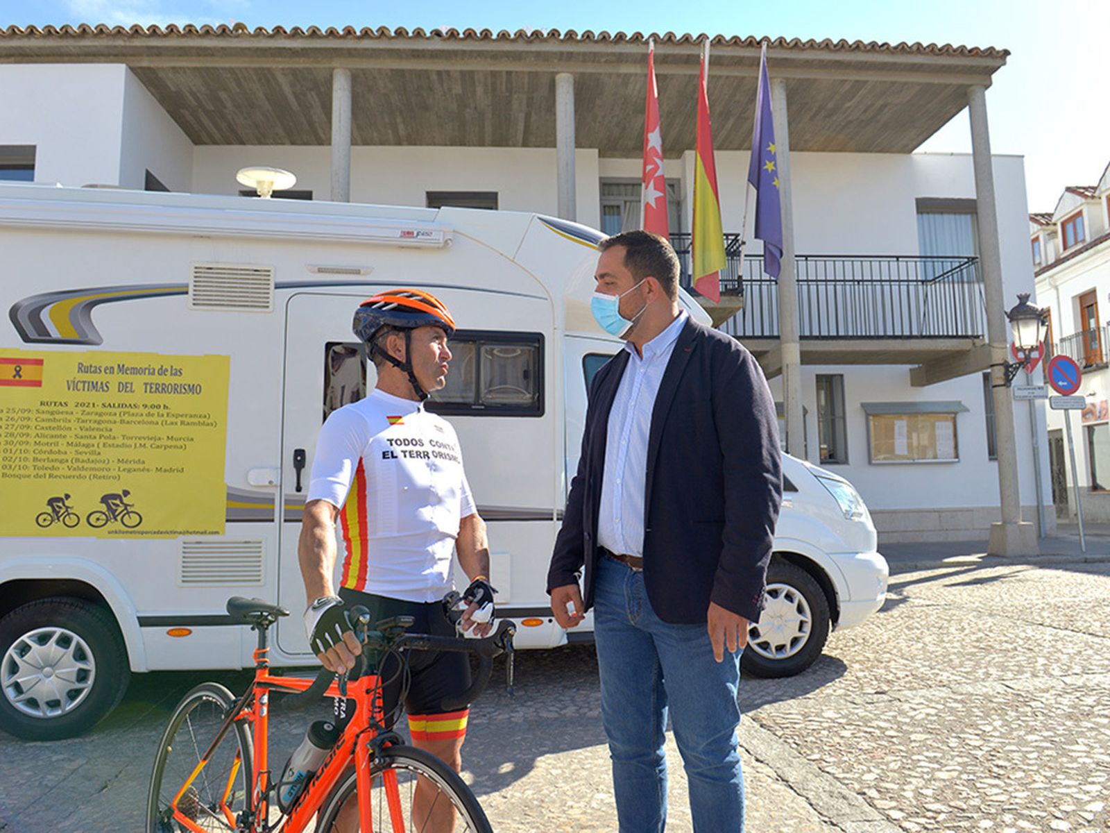 El ciclista Jesús Gallardo junto al alcalde de Valdemoro, Sergio Parra