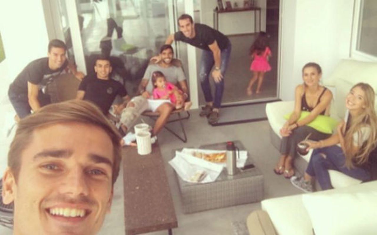 Augusto recibió la visita de algunos compañeros del Atlético