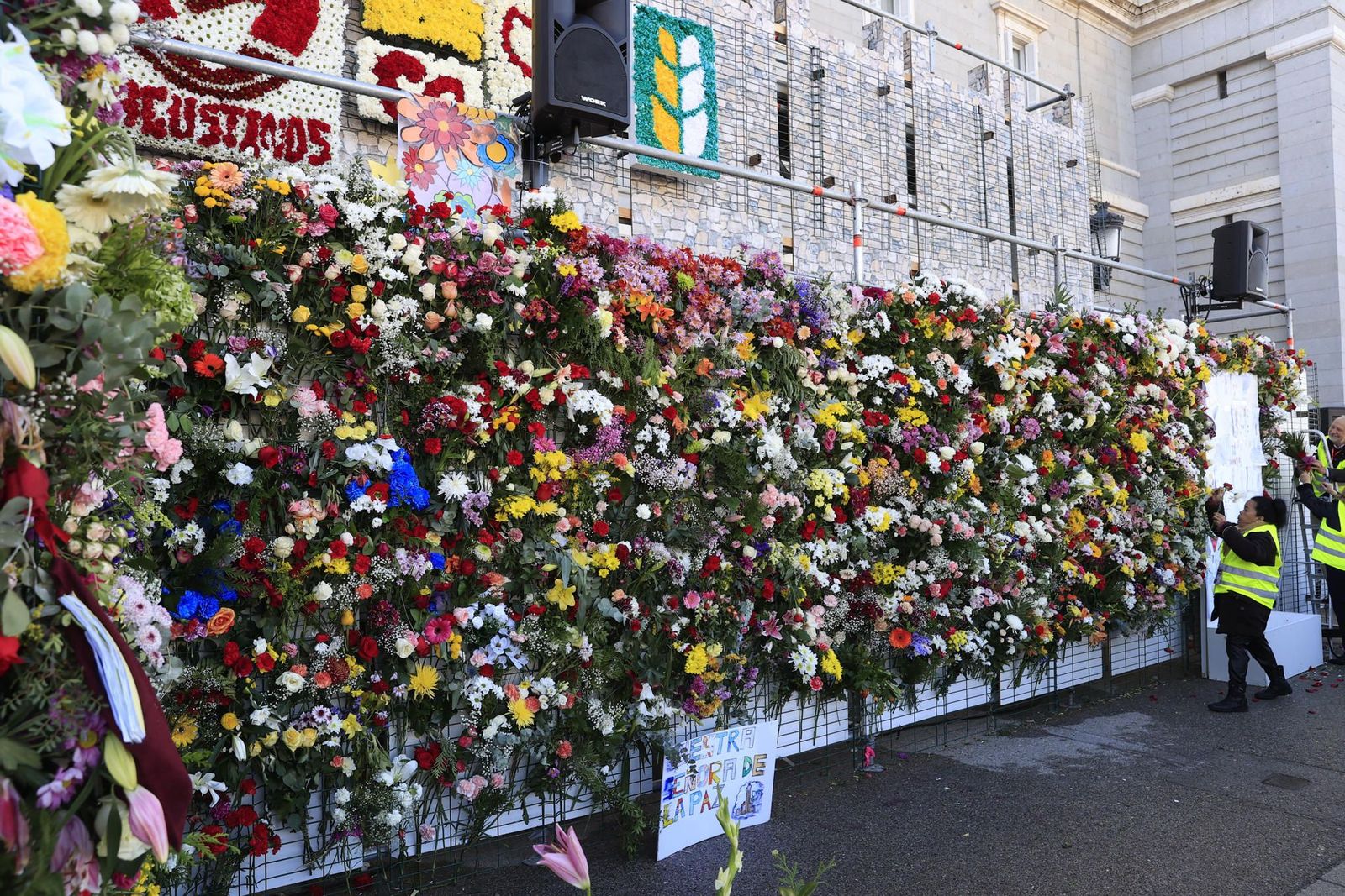 Ofrenda floral y alfombra de 5.300 flores para la Virgen de la Almudena