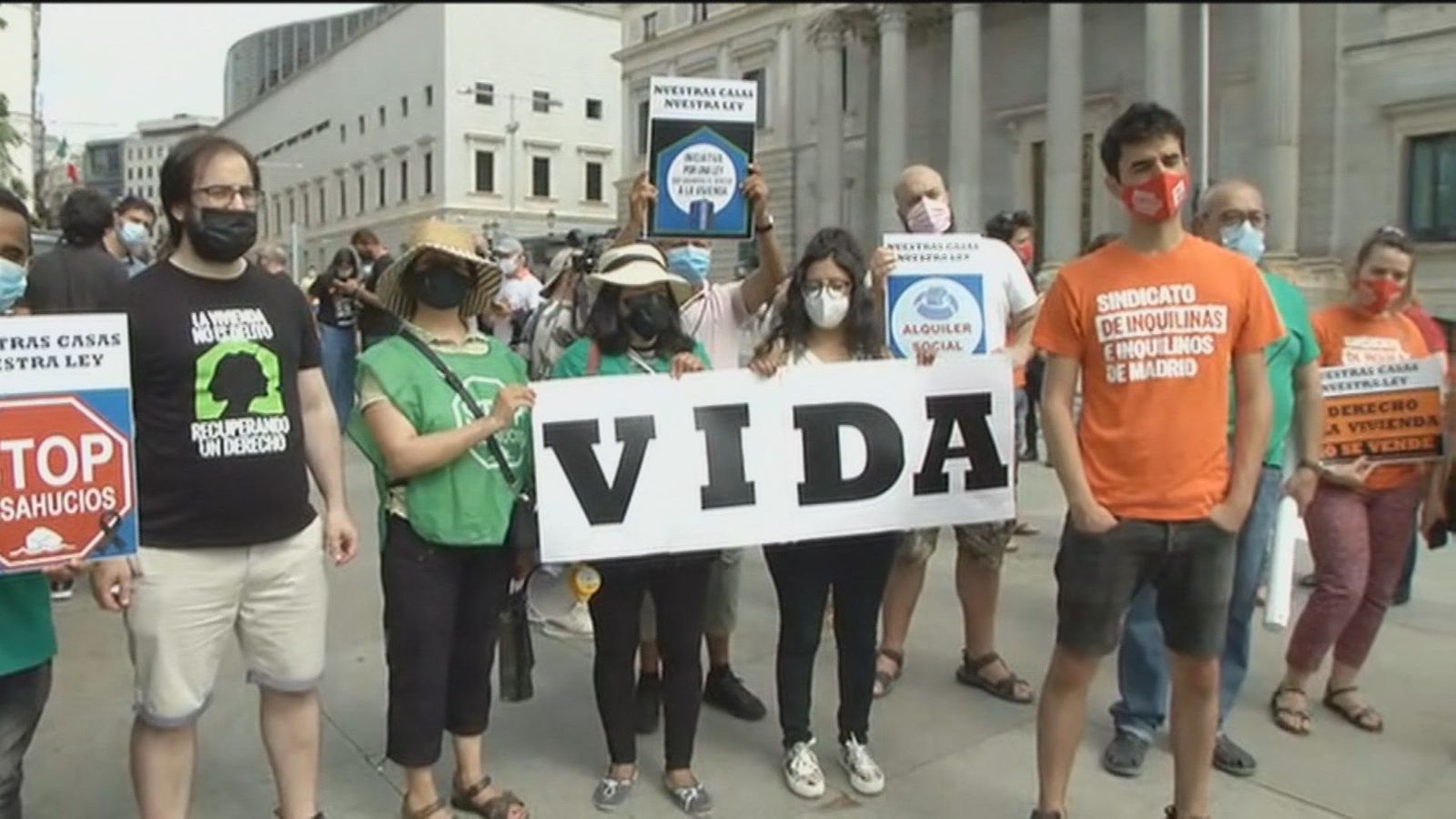Protesta por la vivienda frente al Congreso: "En agosto habrá un 'tsunami' de 40.000 desahucios"