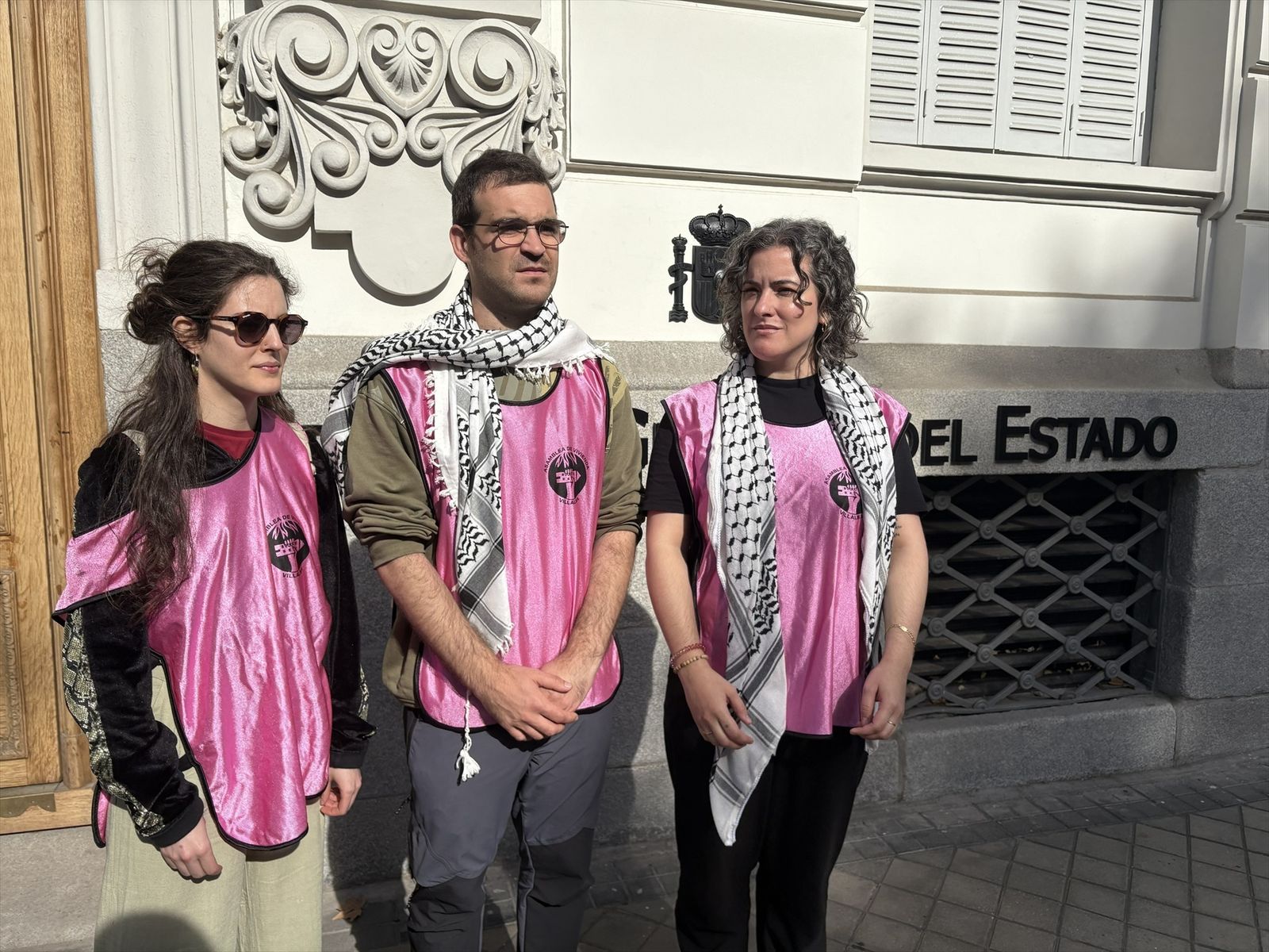 Activistas encausados por la protesta propalestina durante La Vuelta a España 2025,  frente a la sede de la Fiscalía General del Estado