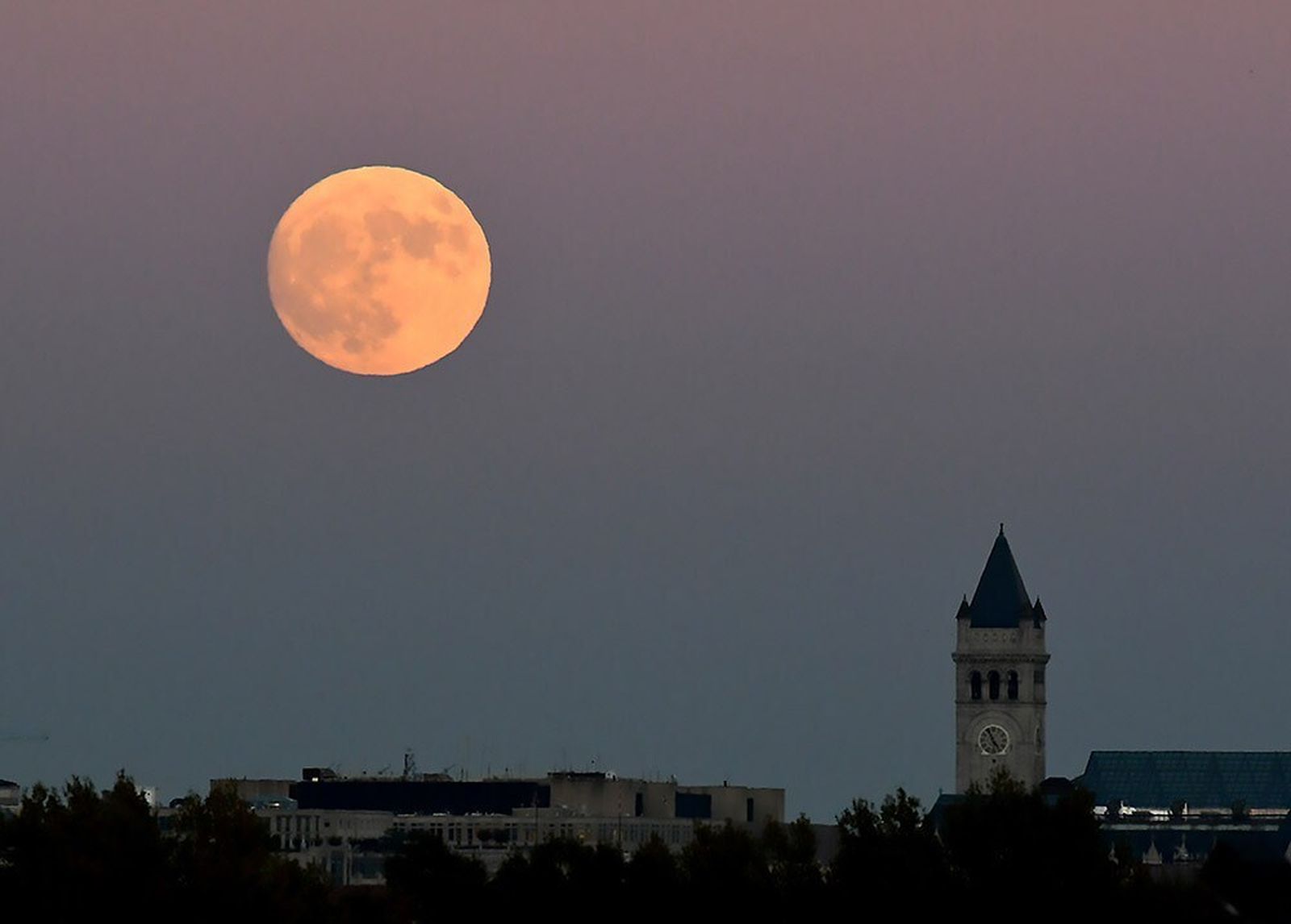 Luna roja en Madrid