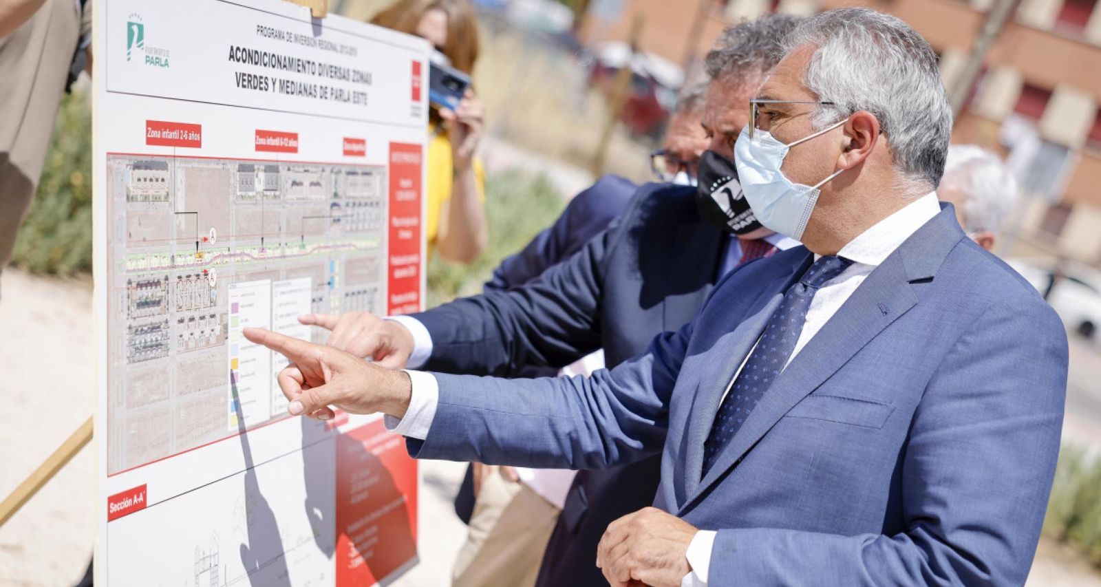Carlos Izquierdo inaugura  más de un kilómetro de zonas verdes en el barrio de Parla Este