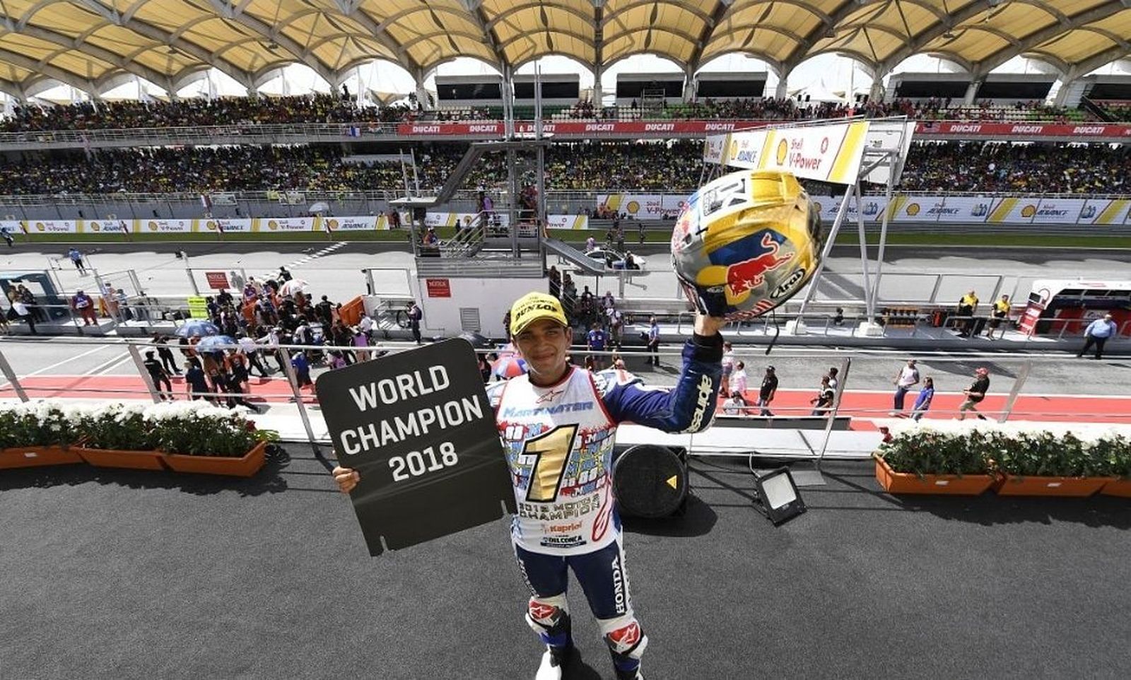 Jorge Martín con el título de campeón del mundo