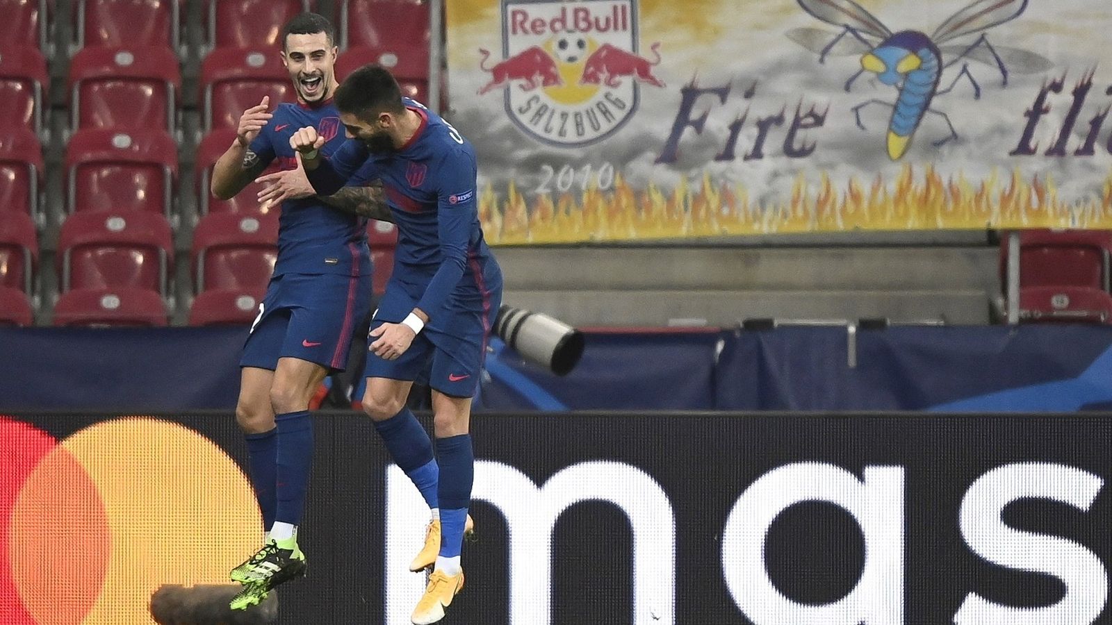 Mario Hermoso y Carrasco celebran el gol ante el Salzburgo