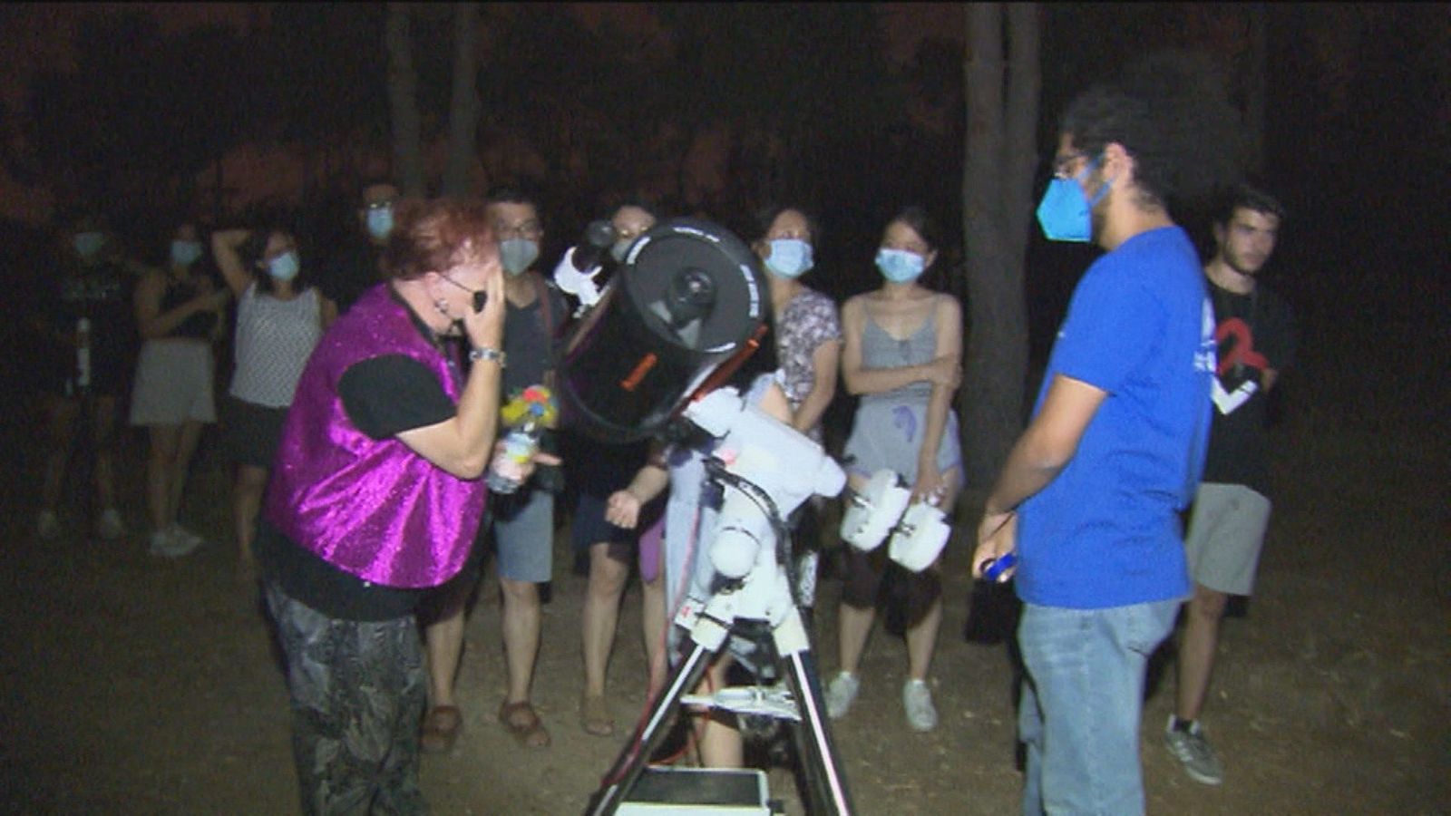 Los madrileños disfrutan de las Perseidas en el Parque Forestal de Vicálvaro