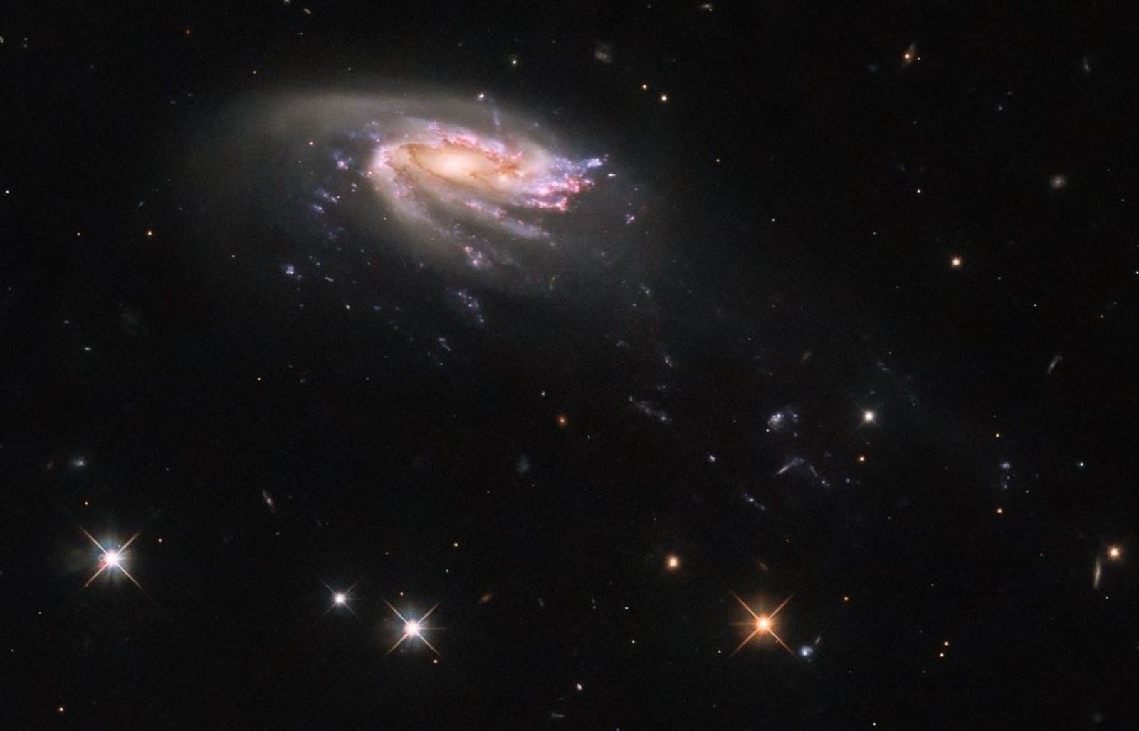 Galaxia JO206 con forma de medusa