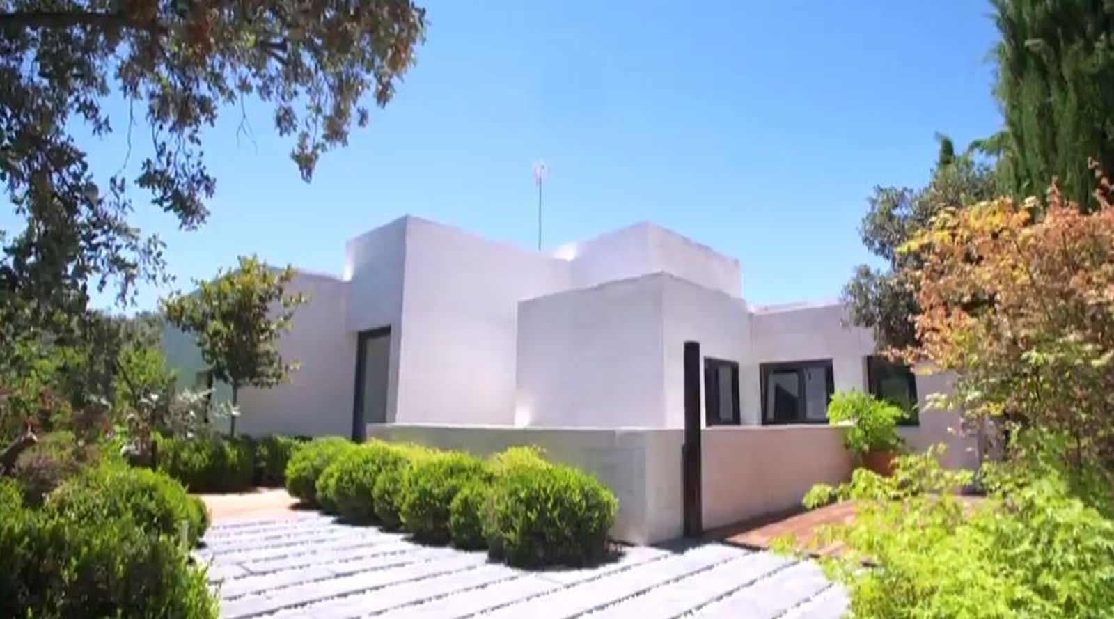 Esta vivienda de La Moraleja tiene unos 600 metros cuadrados y casi 3.000 de parcela.