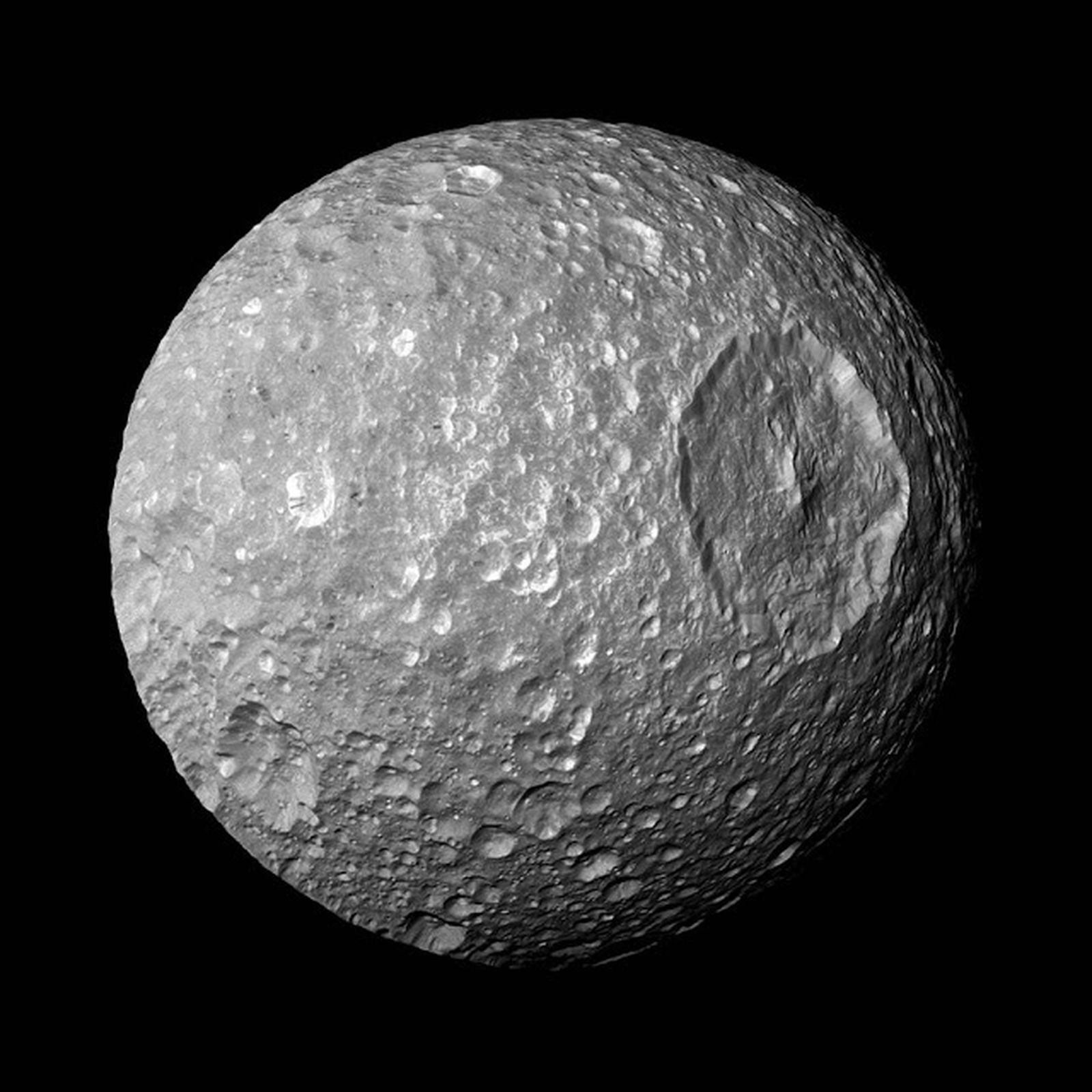 Mimas, una de las 83 lunas de Saturno