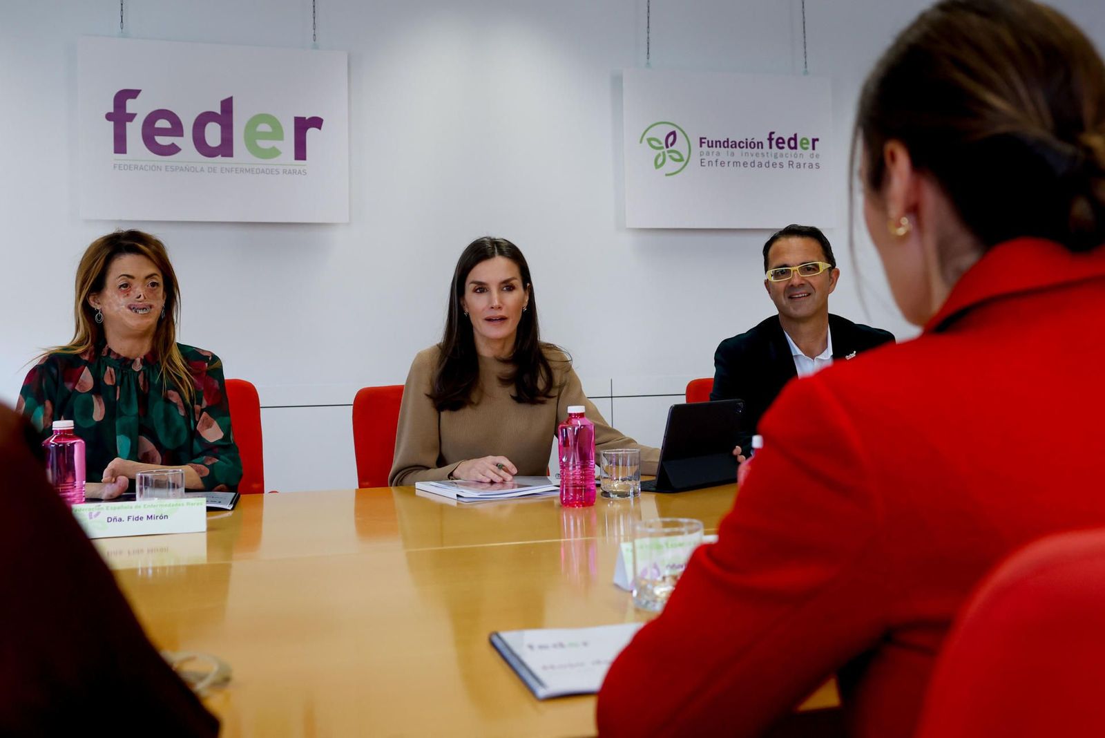 La reina asiste a la reunión estratégica la federación de enfermedades raras