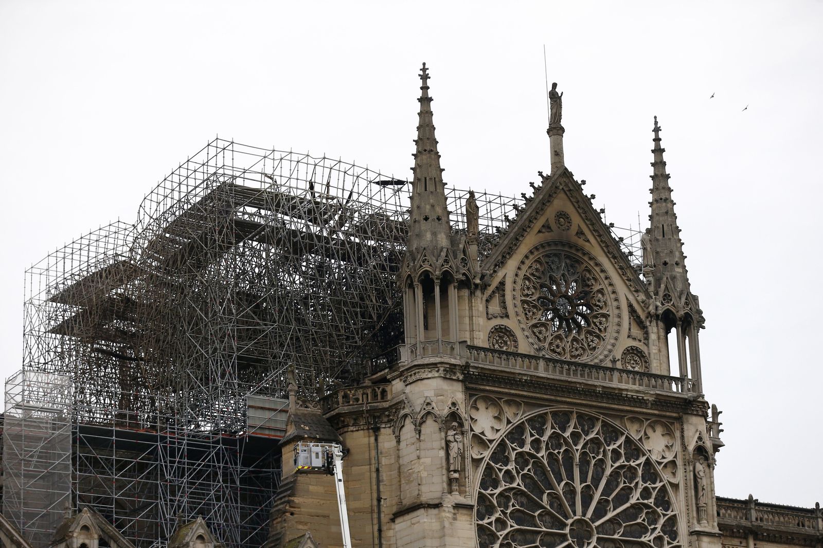 Dos tercios de la techumbre de Notre Dame se han quemado