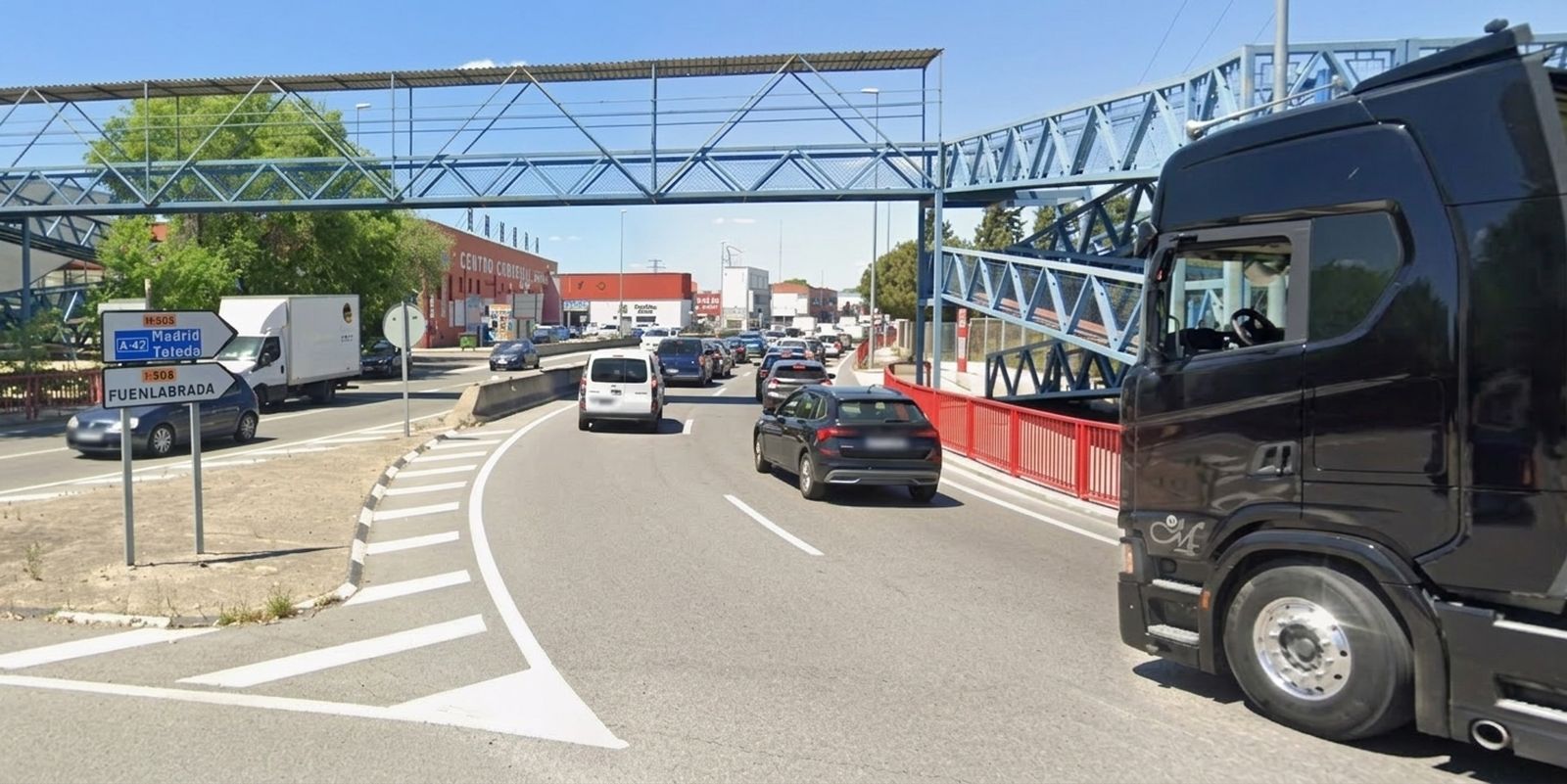 Pasarela peatonal sobre la M-506, en Fuenlabrada