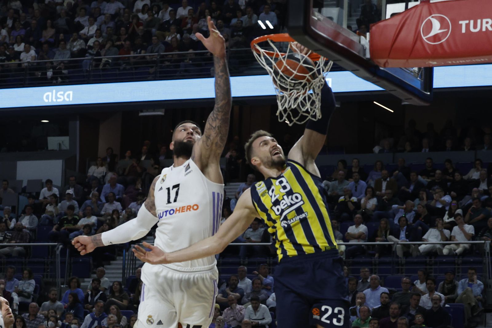 Poirier ante el Fenerbahce