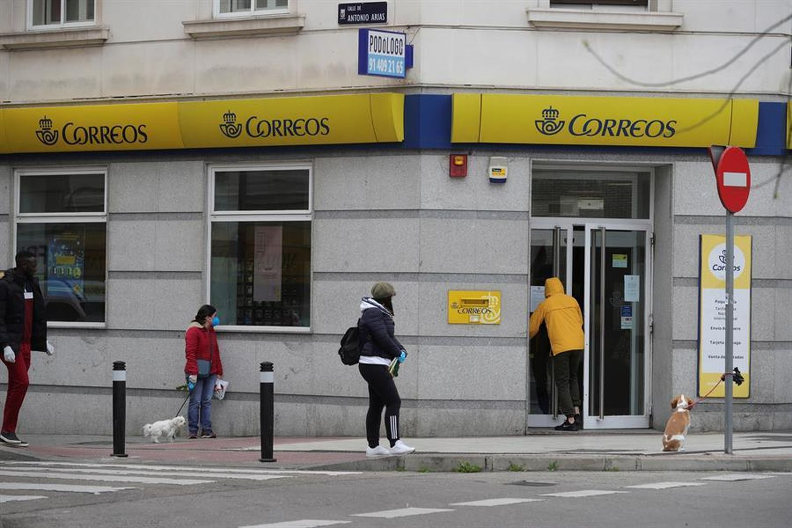 Varias personas ante una oficina de Correos