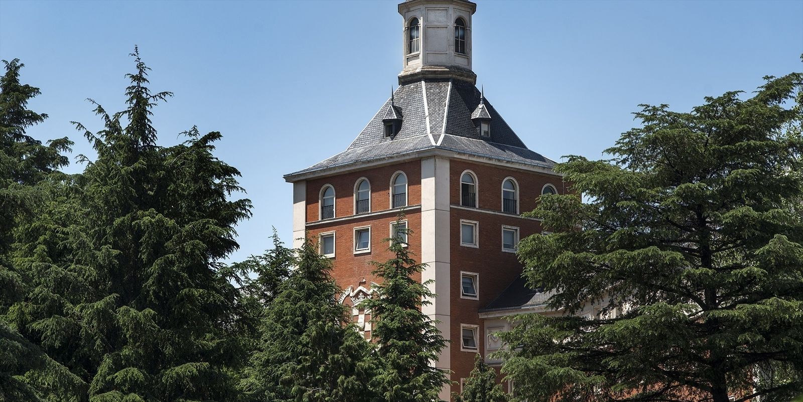 Edificio del Rectorado de la Universidad Complutense de Madrid en la Ciudad Universitaria