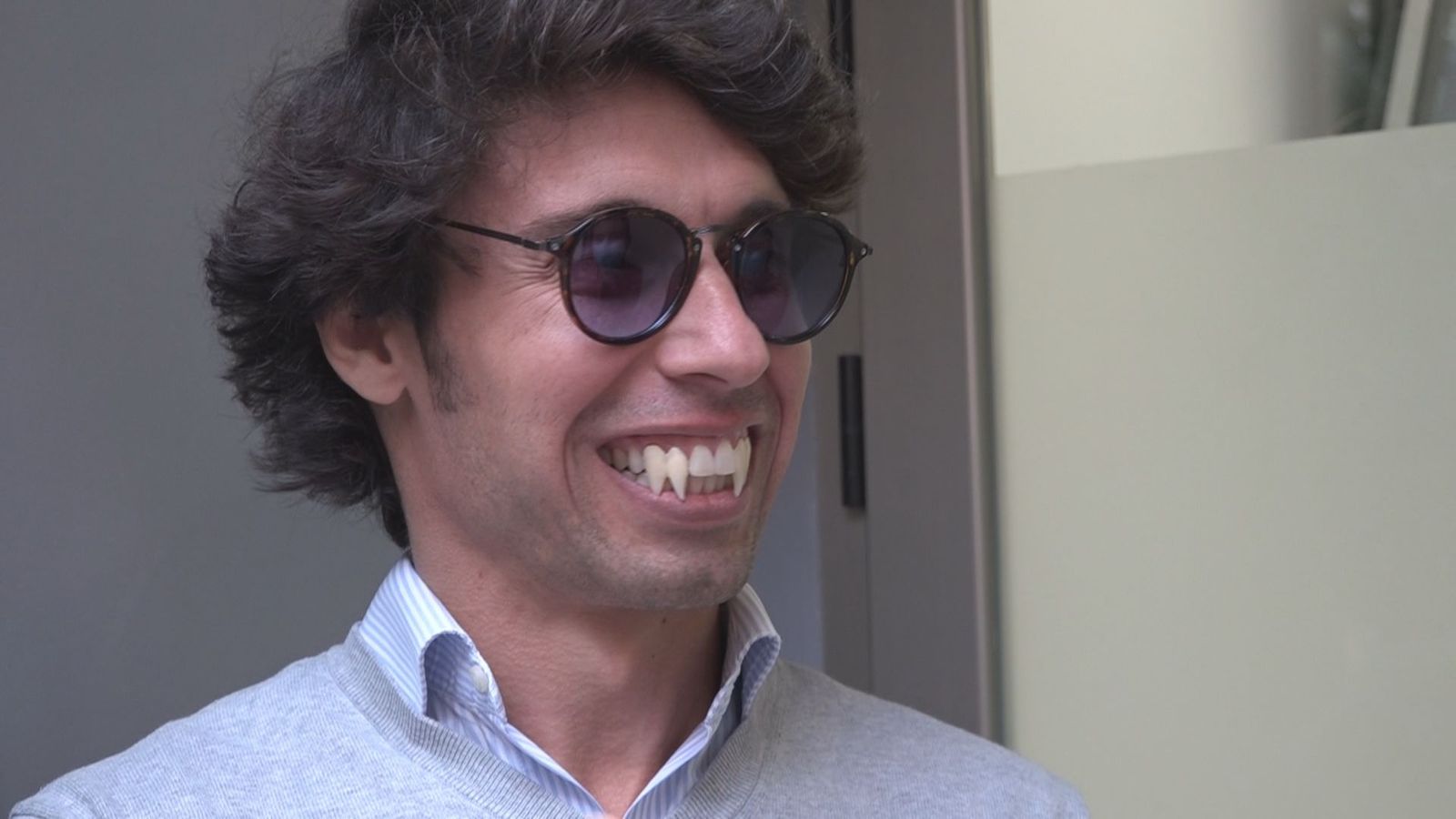 Una clínica dental implanta colmillos de vampiro de cara a Halloween
