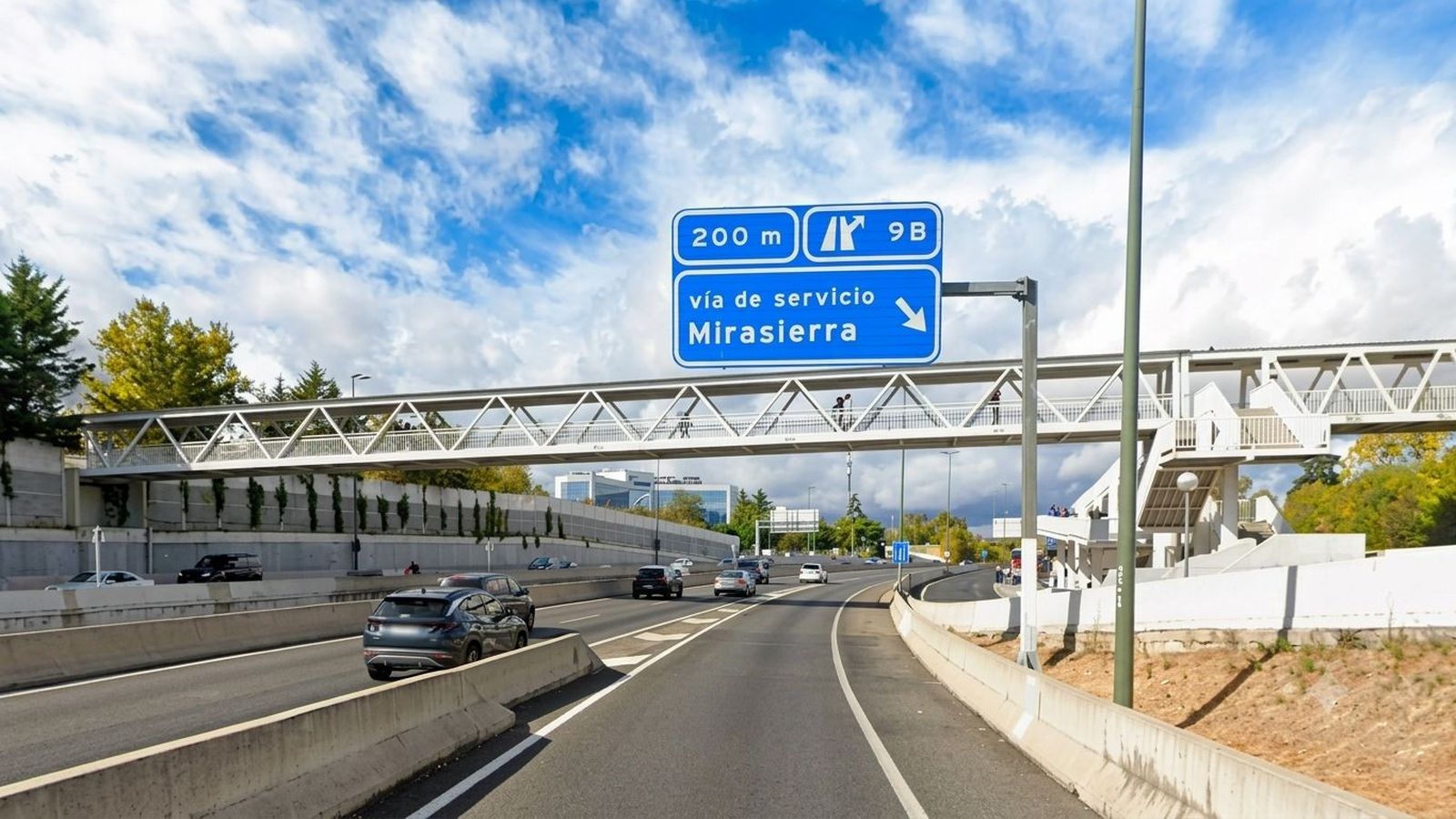 Pasarela sobre la M-607 que conecta con el Hospital Ramón y Cajal
