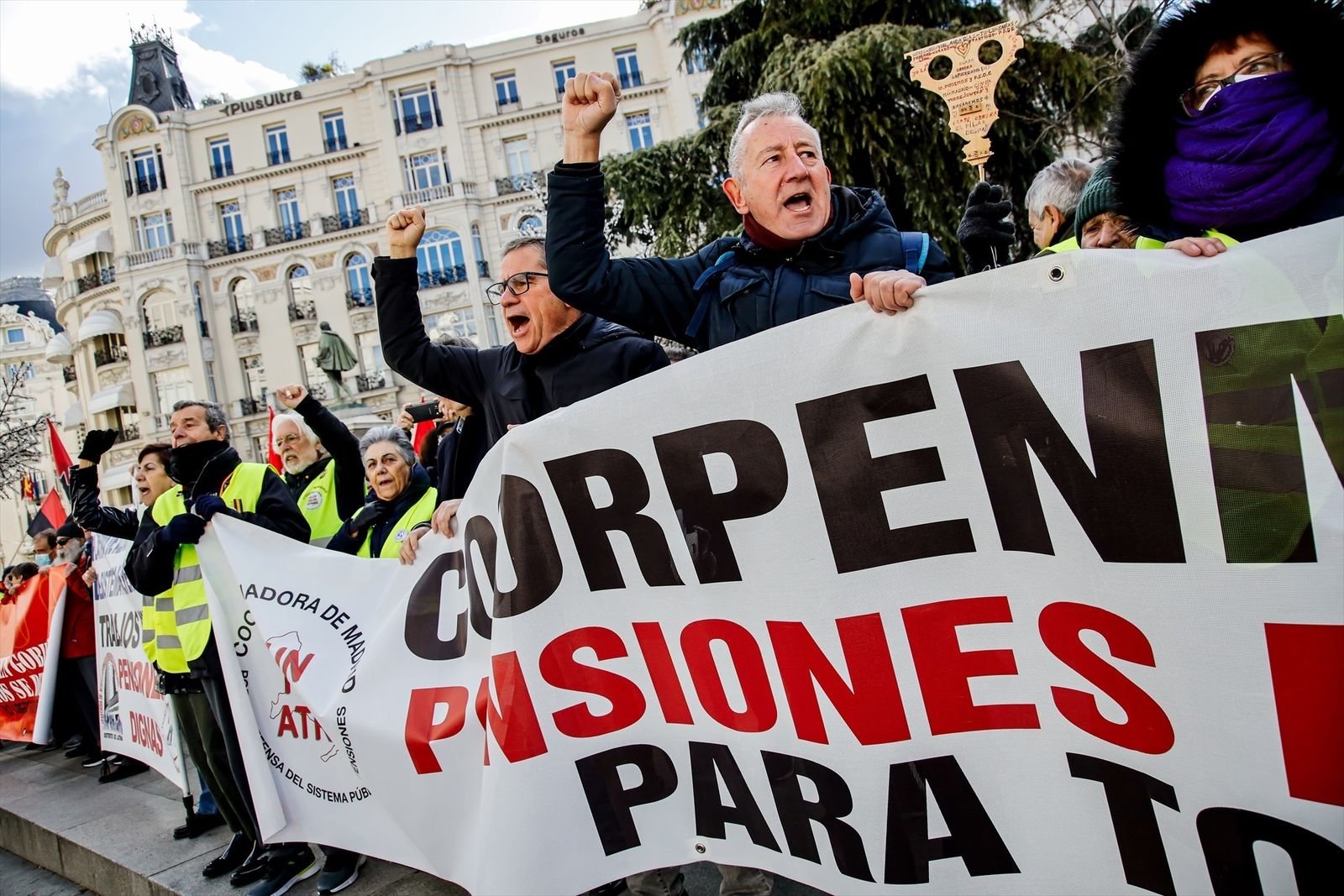 Varias personas se manifiestan por la mejora del sistema público de pensiones frente al Congreso de los Diputados, a 18 de enero de 2023, en Madrid