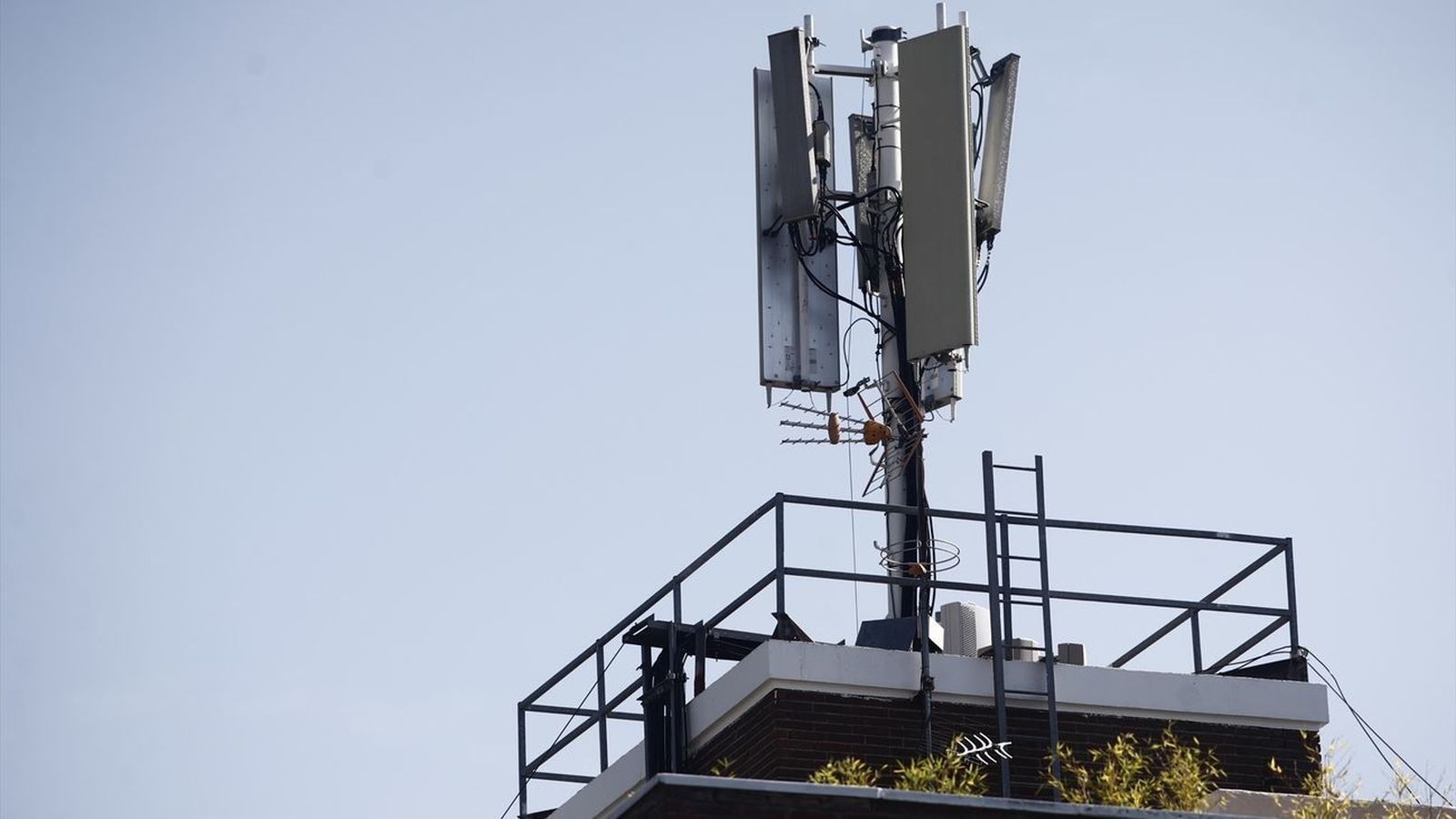 Antena de telefonía en la cubierta de un edificio