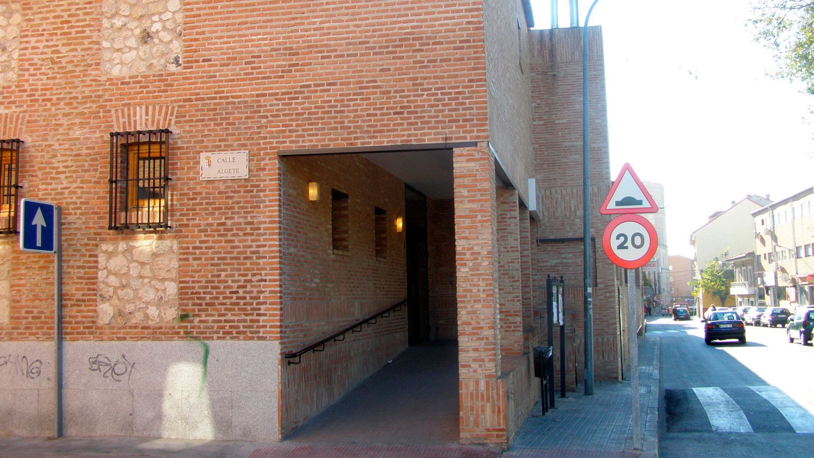 Acceso del centro de salud 24 horas de Paracuellos