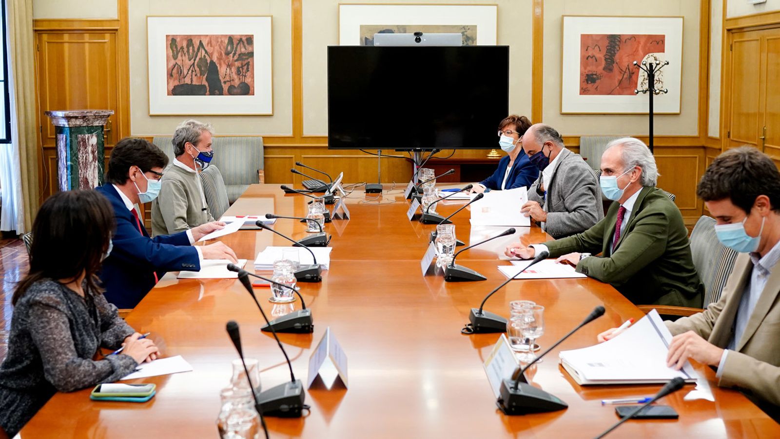 El ministro de Sanidad, Salvador Illa (2i); y el consejero de Sanidad de la Comunidad de Madrid, Enrique Ruiz Escudero (2d), junto con sus equipos, durante una reunión del Grupo Covid-19 de la Comunidad de Madrid