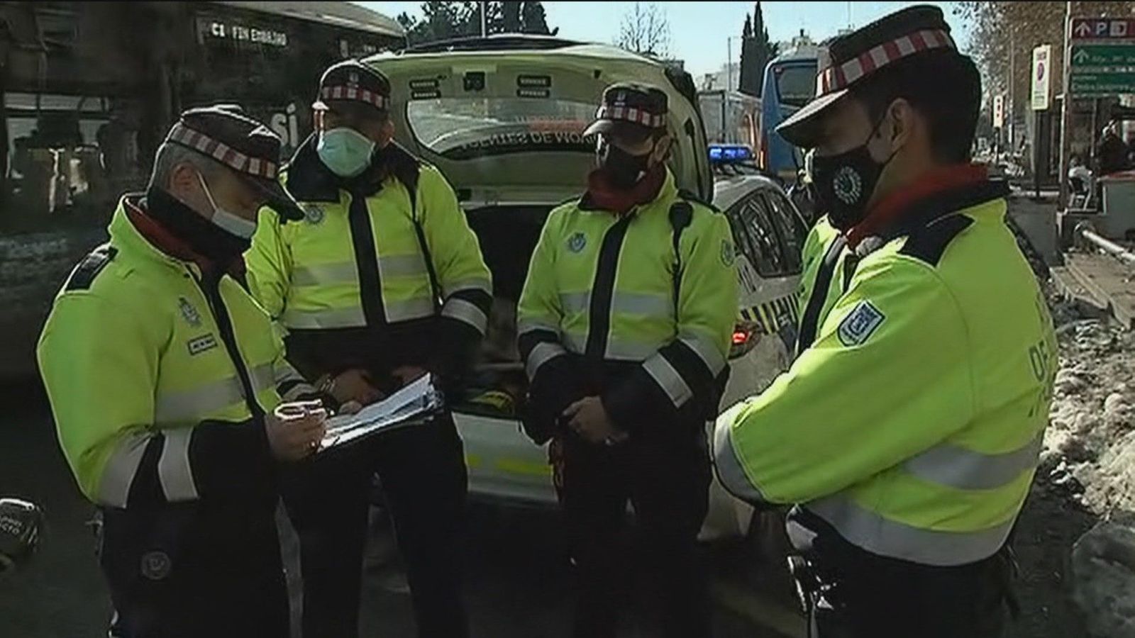 Los Agentes de Movilidad cambian el silbato por el pico y la pala