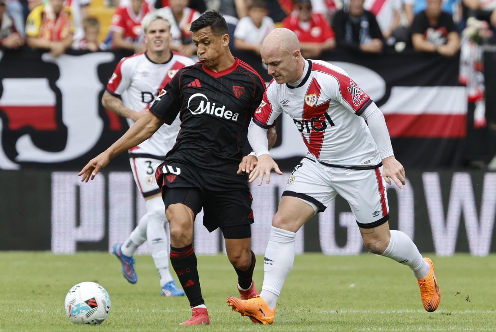 Isi Palazón y Alexis Sánchez durante el Rayo-Sevilla