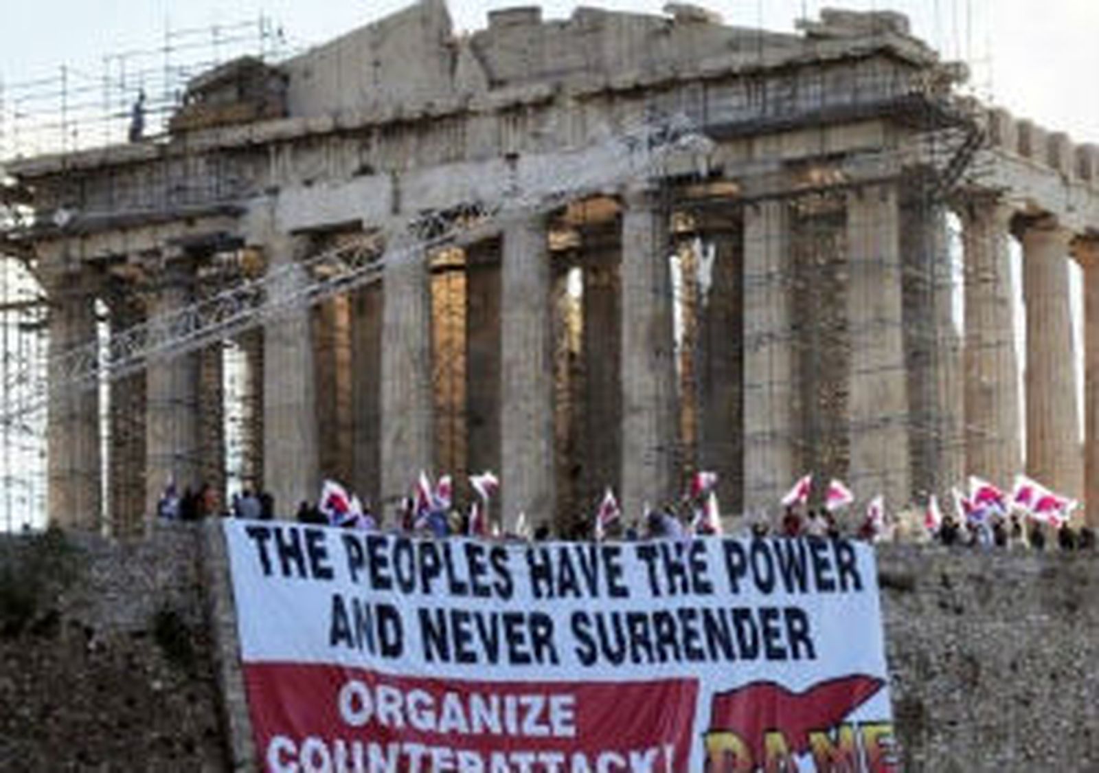 Grecia se enfrenta a una huelga “masiva” de 48 horas, mientras el Parlamento discute el ajuste